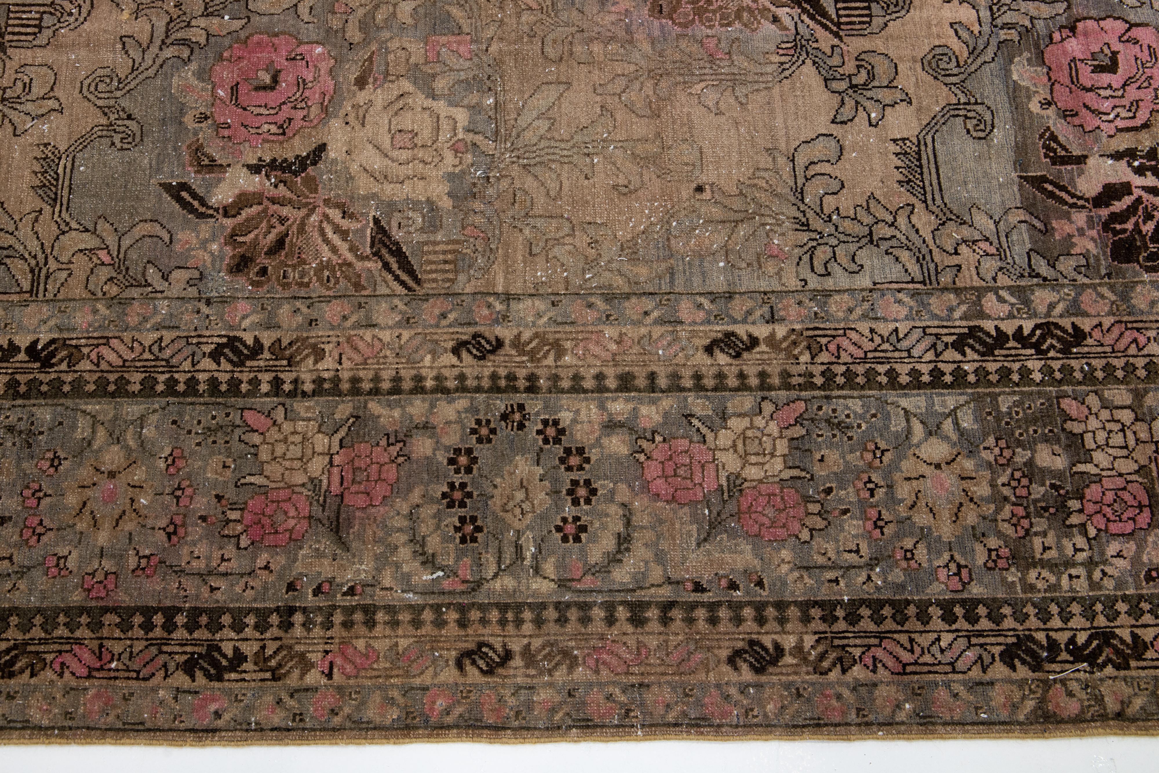 Antiker Bidjar Handgefertigter Wollteppich mit floralem Muster in Brown im Angebot 2