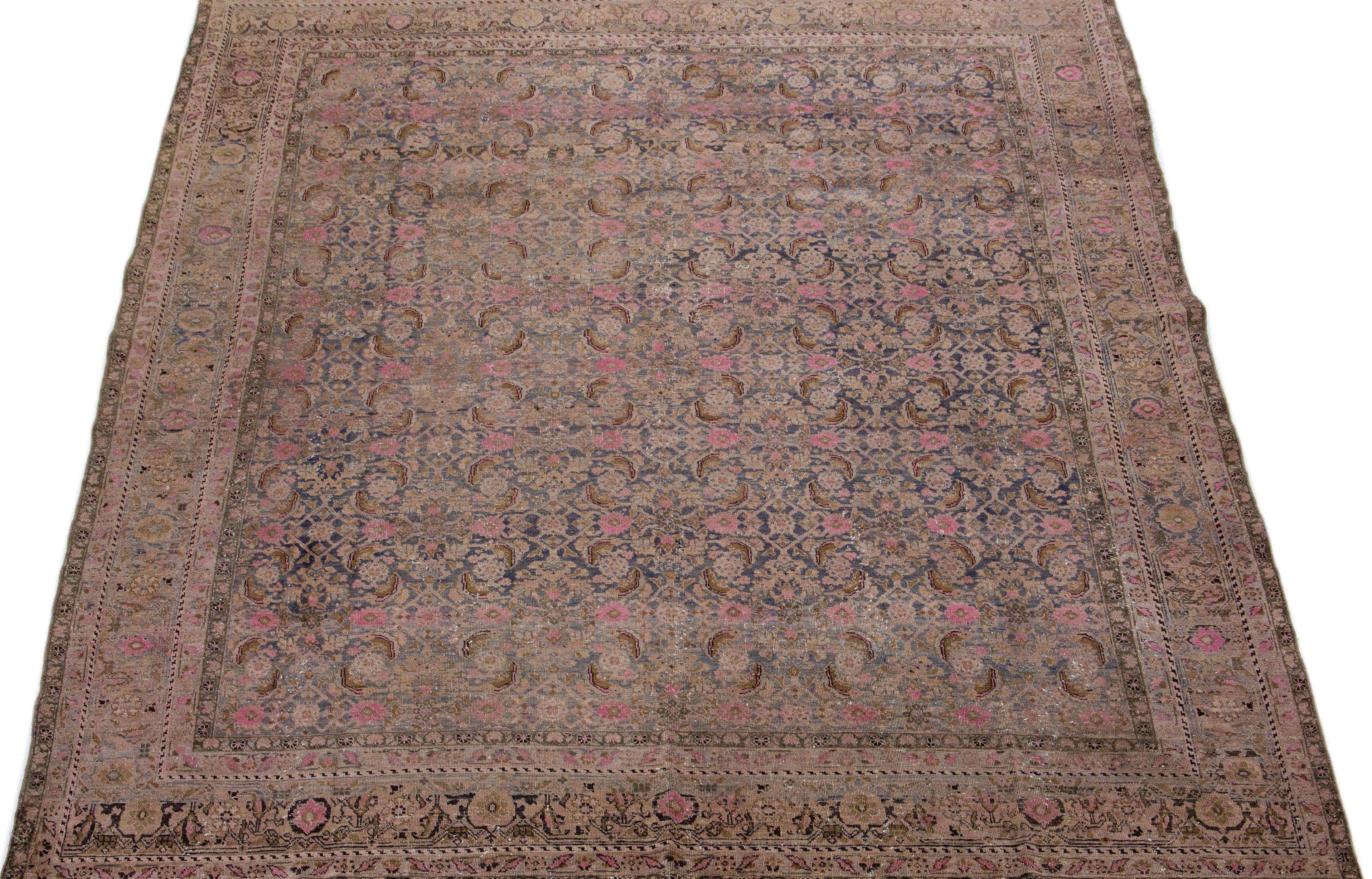 Schöne antike Bidjar handgeknüpften Wollteppich mit einem grauen Farbfeld. Dieser Perserteppich hat hellbraune und rosafarbene Akzente in einem prächtigen traditionellen Blumenmuster.

Dieser Teppich misst 8'10