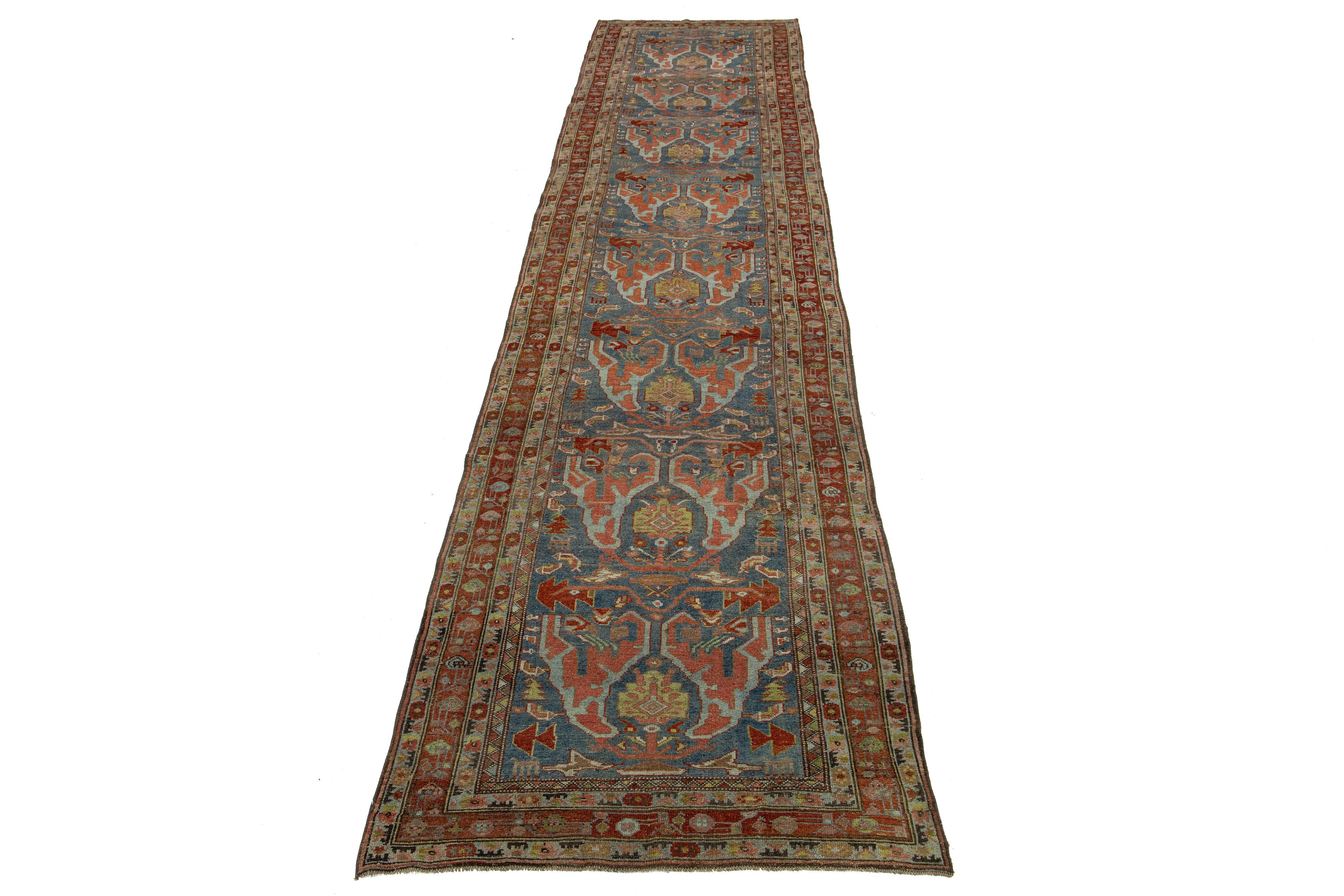 Dieser persische Bidjar-Wollteppich hat einen antiken Charme und zeigt makellose, handgeknüpfte Wolle in einem blauen Feld. Das florale Design ist mit rostfarbenen, roten, gelben und pfirsichfarbenen Akzenten verziert.

Dieser Teppich misst 3'9