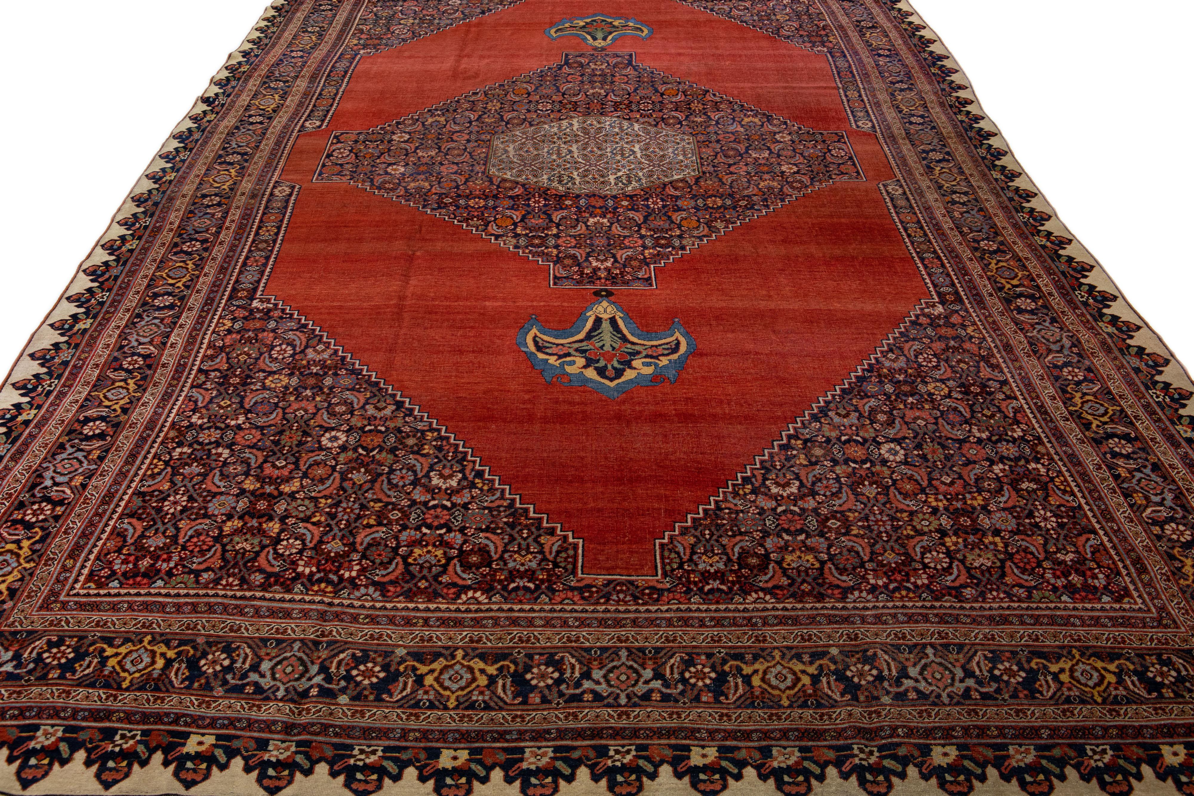 Islamique Ancien tapis Bidjar en laine rouge persane fait à la main avec motif de médaillon en vente