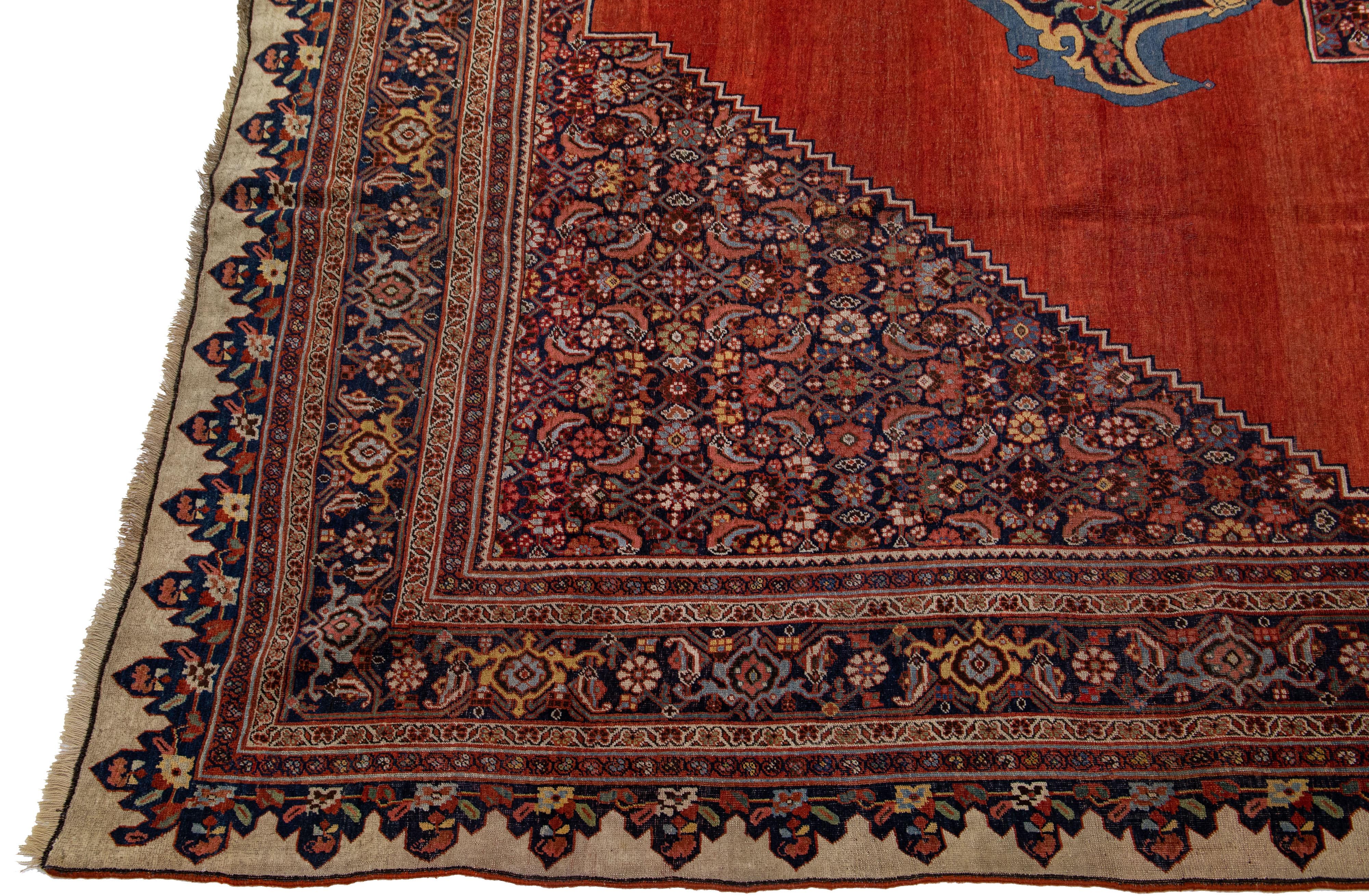 Perse Ancien tapis Bidjar en laine rouge persane fait à la main avec motif de médaillon en vente