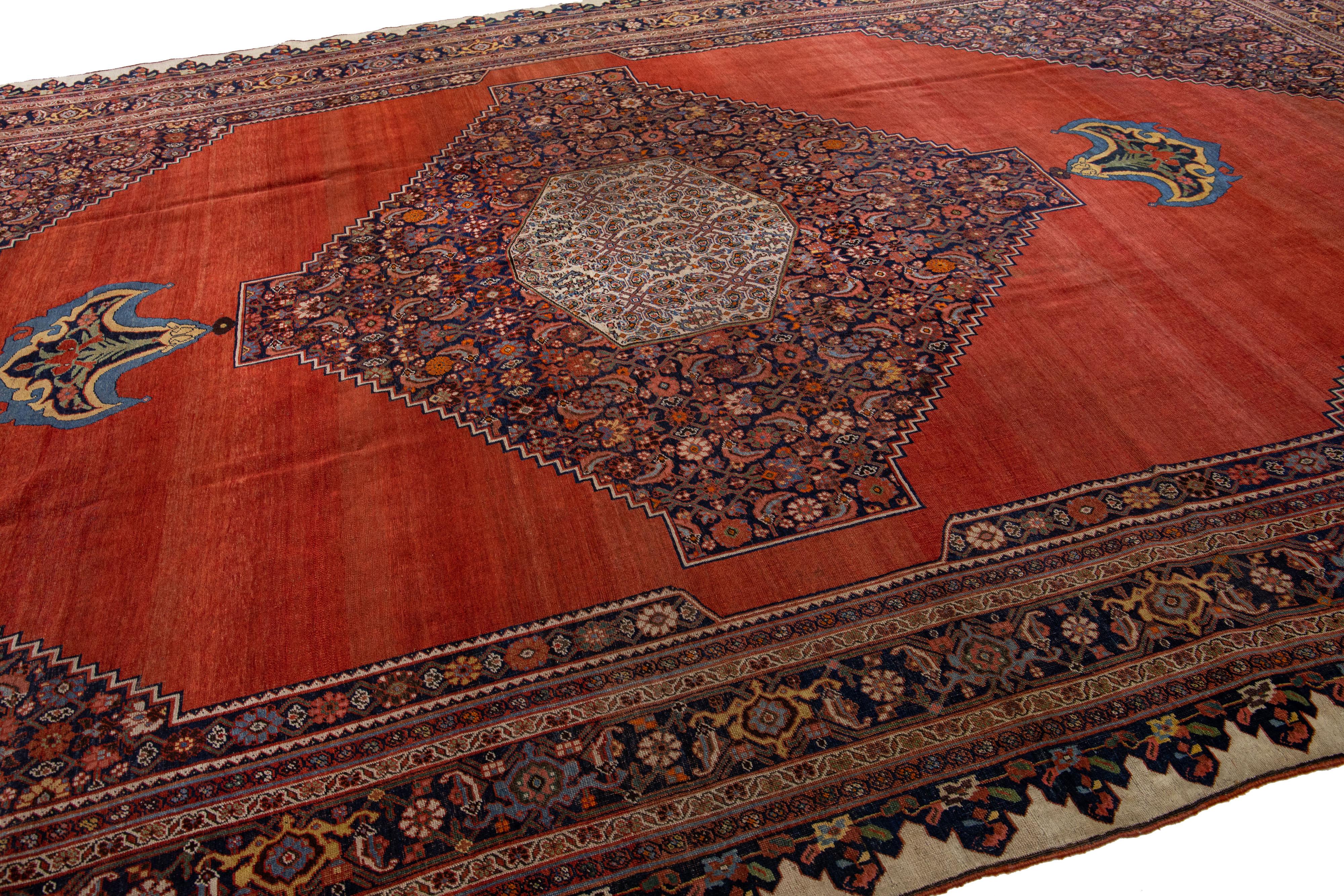 Noué à la main Ancien tapis Bidjar en laine rouge persane fait à la main avec motif de médaillon en vente