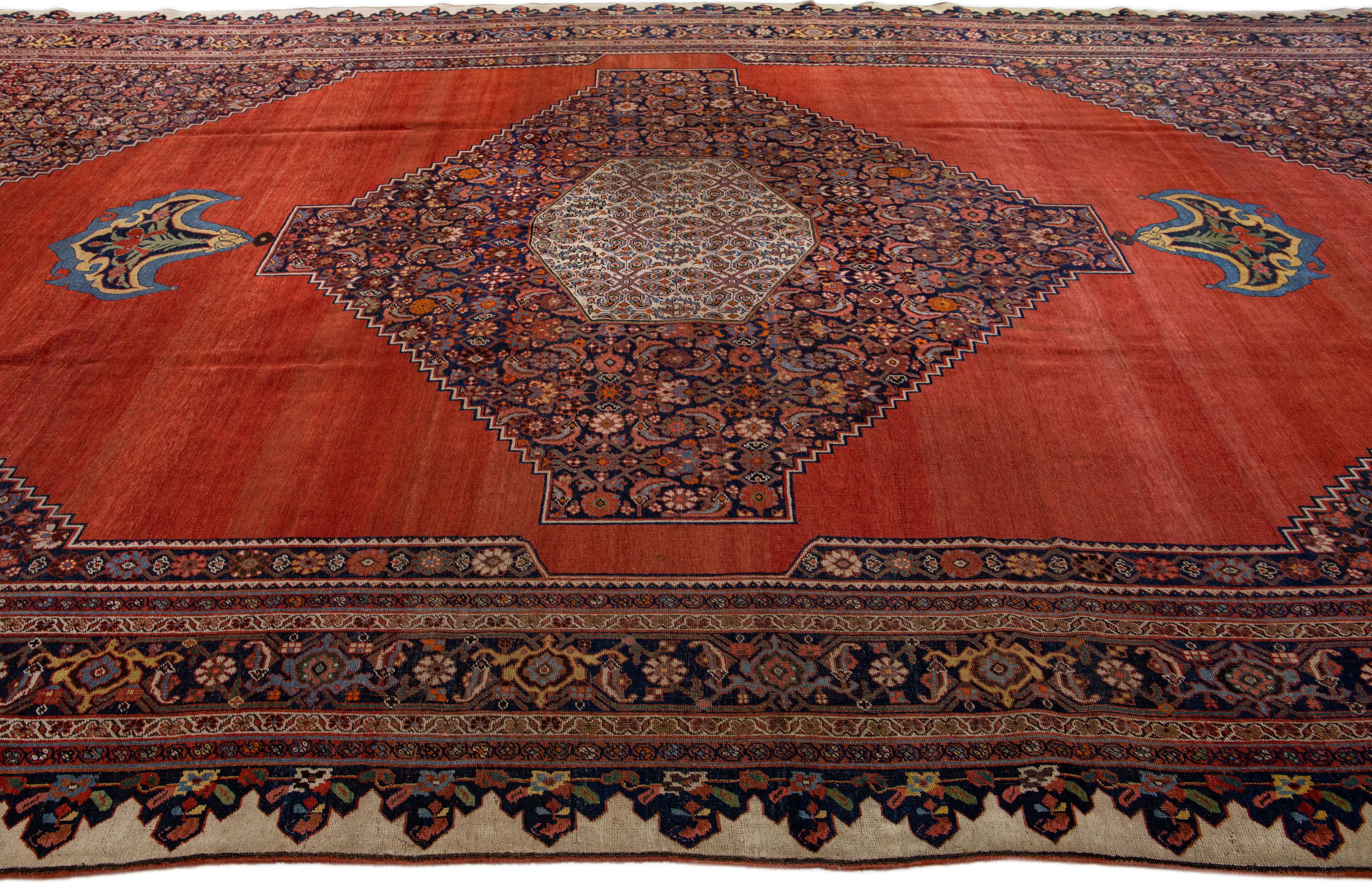 Ancien tapis Bidjar en laine rouge persane fait à la main avec motif de médaillon Bon état - En vente à Norwalk, CT