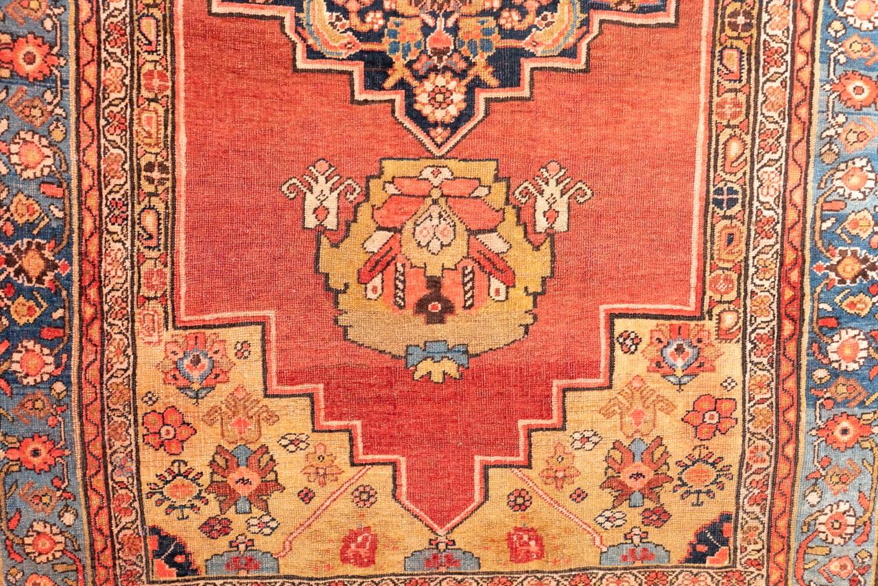 Einer der Eisenteppiche Asiens, ein Bidjar, zeichnet sich durch sein reiches und ungewöhnliches Design und seine Farbgebung aus. Seine hellgelbe Ecke und die Musterkomposition finden sich normalerweise in viel größeren Exemplaren. Sein zentrales