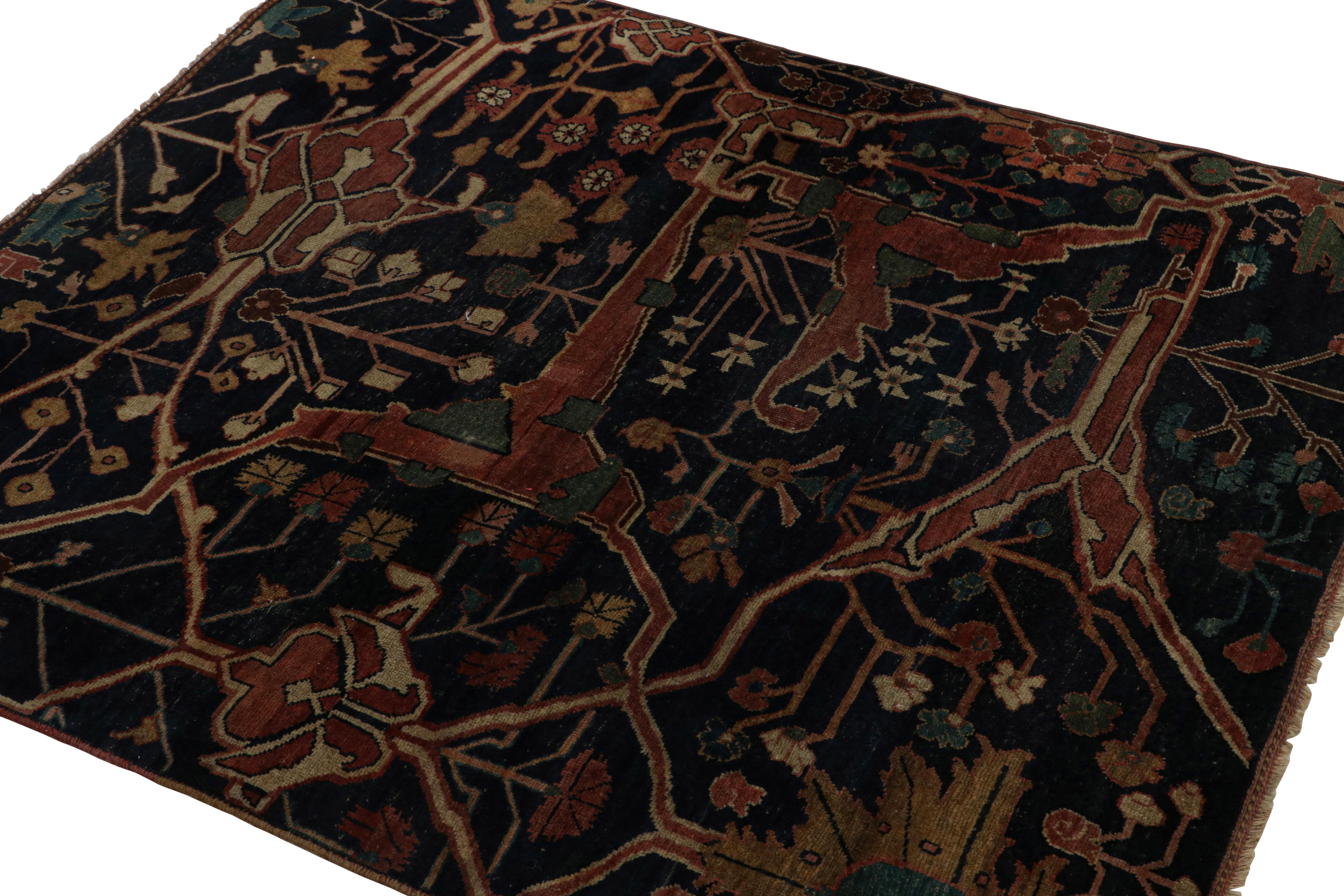 Noué à la main en laine vers 1890-1900, ce tapis persan antique 4x5 Bidjar est une nouvelle addition à la collection Vintage & Antique de Rug & Kilim.

Sur le Design :

Fabriqué par les tisserands de la tribu kurde de Bidjar, ce tapis fait appel à