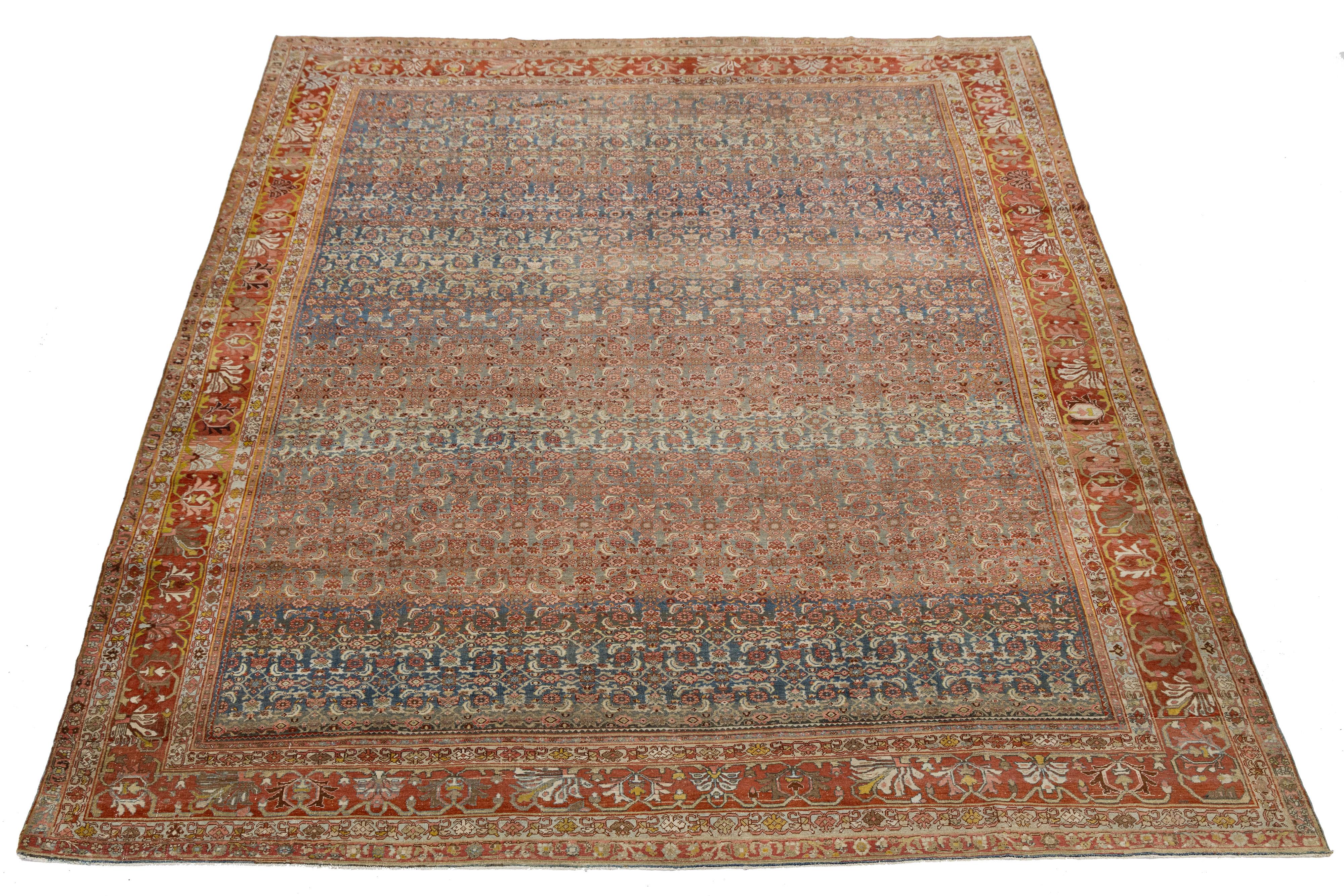 Dieser außergewöhnliche Bidjar-Teppich, der in den frühen 1900er Jahren handgeknüpft wurde, ist ein Beispiel für die berühmte Langlebigkeit und das komplizierte Design der persischen Weberei. Bidjars, die als 