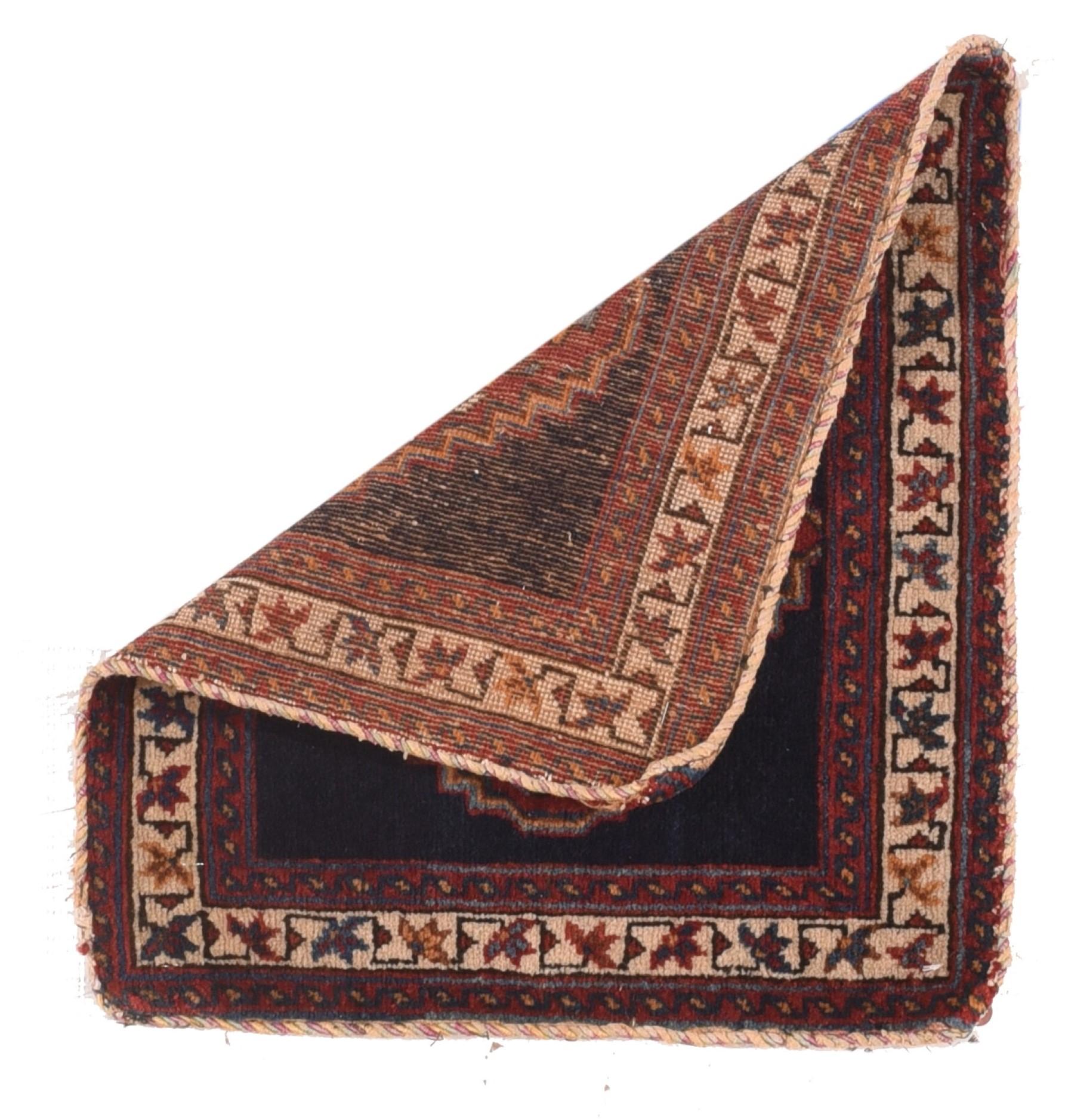 Tapis Bidjar antique 1'5'' x 1'7''. Le champ indigo marine présente un médaillon rouge en losange à une seule étape et à un seul coin, avec des botehs décoratifs, une rosette centrale et quatre pétales rayonnants ivoire. Bordure écrue avec la