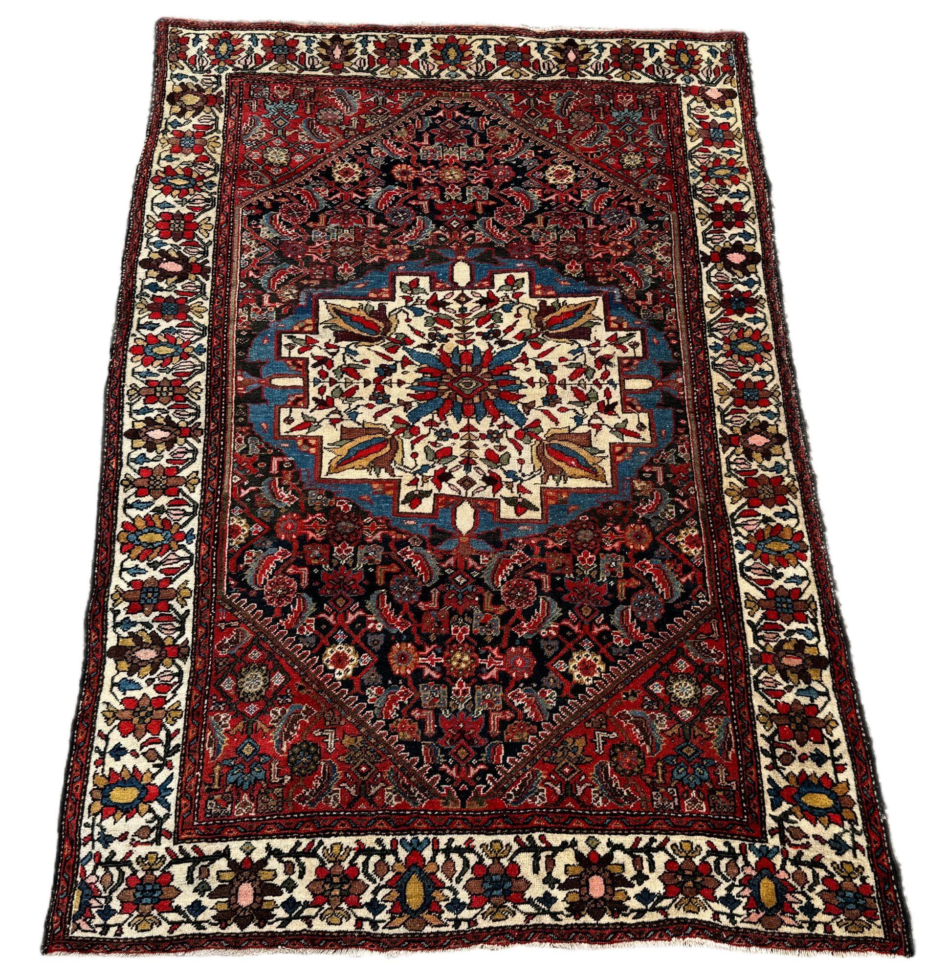 Ein fabelhafter antiker Bidjar-Teppich, handgewebt um 1900. Der Teppich zeigt ein indigoblaues Feld mit Herati-Muster um ein großes elfenbeinfarbenes Medaillon, das von einer elfenbeinfarbenen Bordüre umgeben ist. Einige schöne Sekundärfarben wie