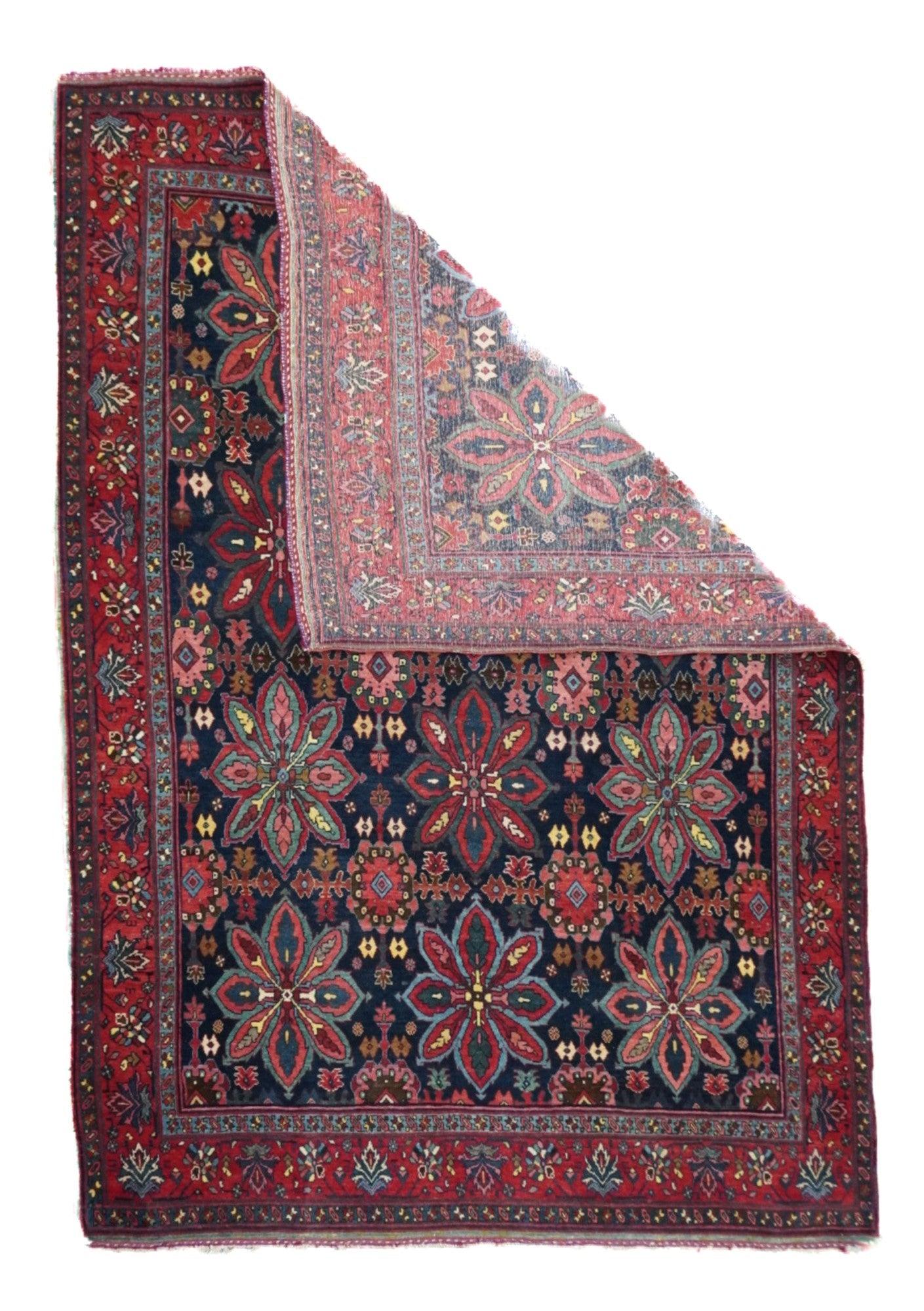 Antiker Bidjar-Teppich 4'7'' x 6'8''. Das marineblaue Feld zeigt ein drei mal vier großes Allover-Muster aus Palmetten-Octofoils in Teal, Rot und Rosa, mit kleineren, gekniffenen Nebenelementen. Rote Umrandung mit bunten Palmetten. Das Muster findet
