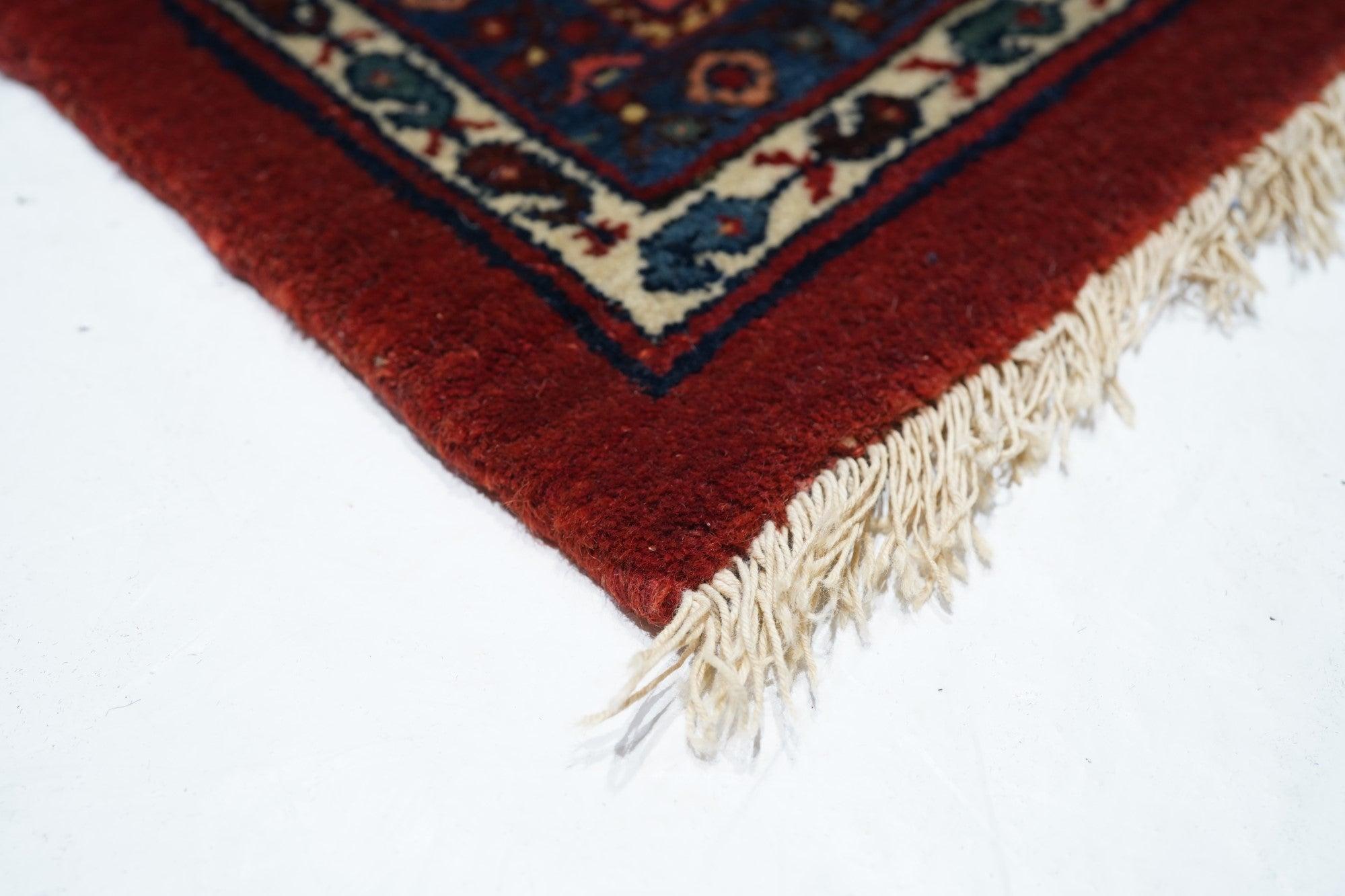 Antiker Bidjar-Teppich 8'10'' x 12'5''. Diese brettartige, kompakt gewebte kurdische Streuung zeigt ein rotes Feld, das dicht mit einem kleinen Herati-Muster allover bedeckt ist. Darüber schwebt ein dunkelblaues Medaillon mit Höcker und Anhänger,