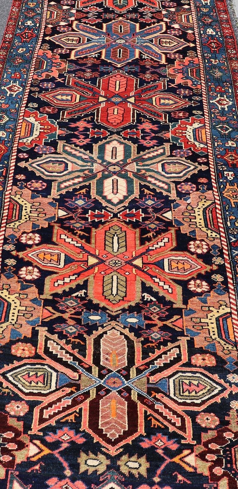 Runner antico Bidjar con design geometrico a medaglioni floreali 4'1 x 17' in vendita 4