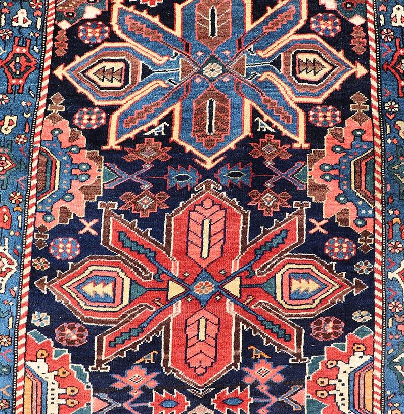 Antico runner persiano Bidjar con disegno geometrico a medaglioni floreali. Keivan Woven Arts / tappeto EMB-22211-15455, paese d'origine/tipo: Iran / Bidjar, circa 1900.
Misure: 4'1 x 17'0 
Questo magnifico Bidjar con uno squisito motivo all-over,