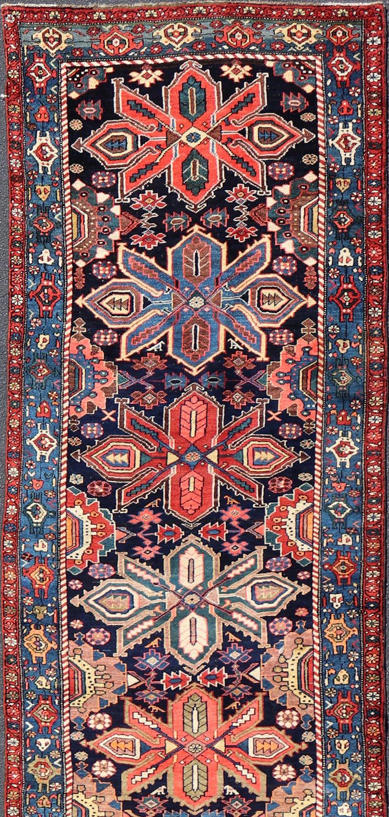 Annodato a mano Runner antico Bidjar con design geometrico a medaglioni floreali 4'1 x 17' in vendita