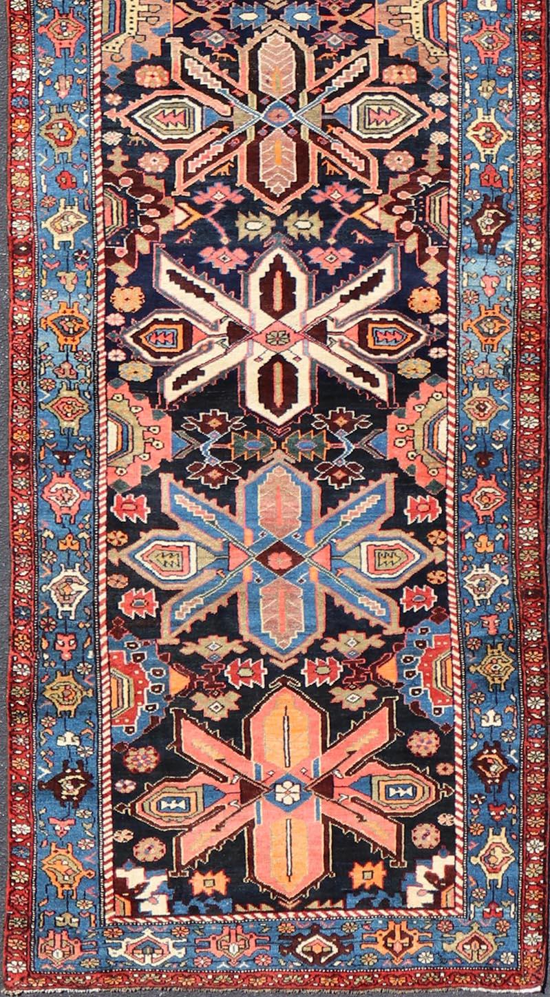 XX secolo Runner antico Bidjar con design geometrico a medaglioni floreali 4'1 x 17' in vendita