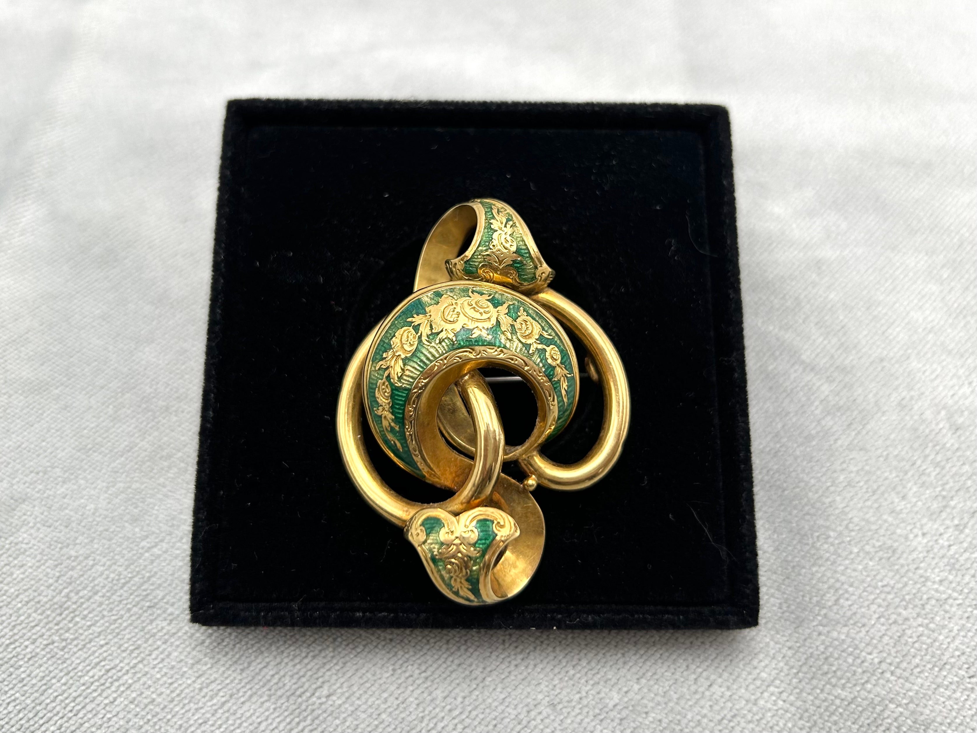 Old gold brooch with the function of a pendant in the Biedermeier style.
Brooch in the shape of an engraved ribbon with green enamel.
Made of 750 gold, marked with the Swedish hallmark
Very good condition, slight wear to the enamel
Year: around
