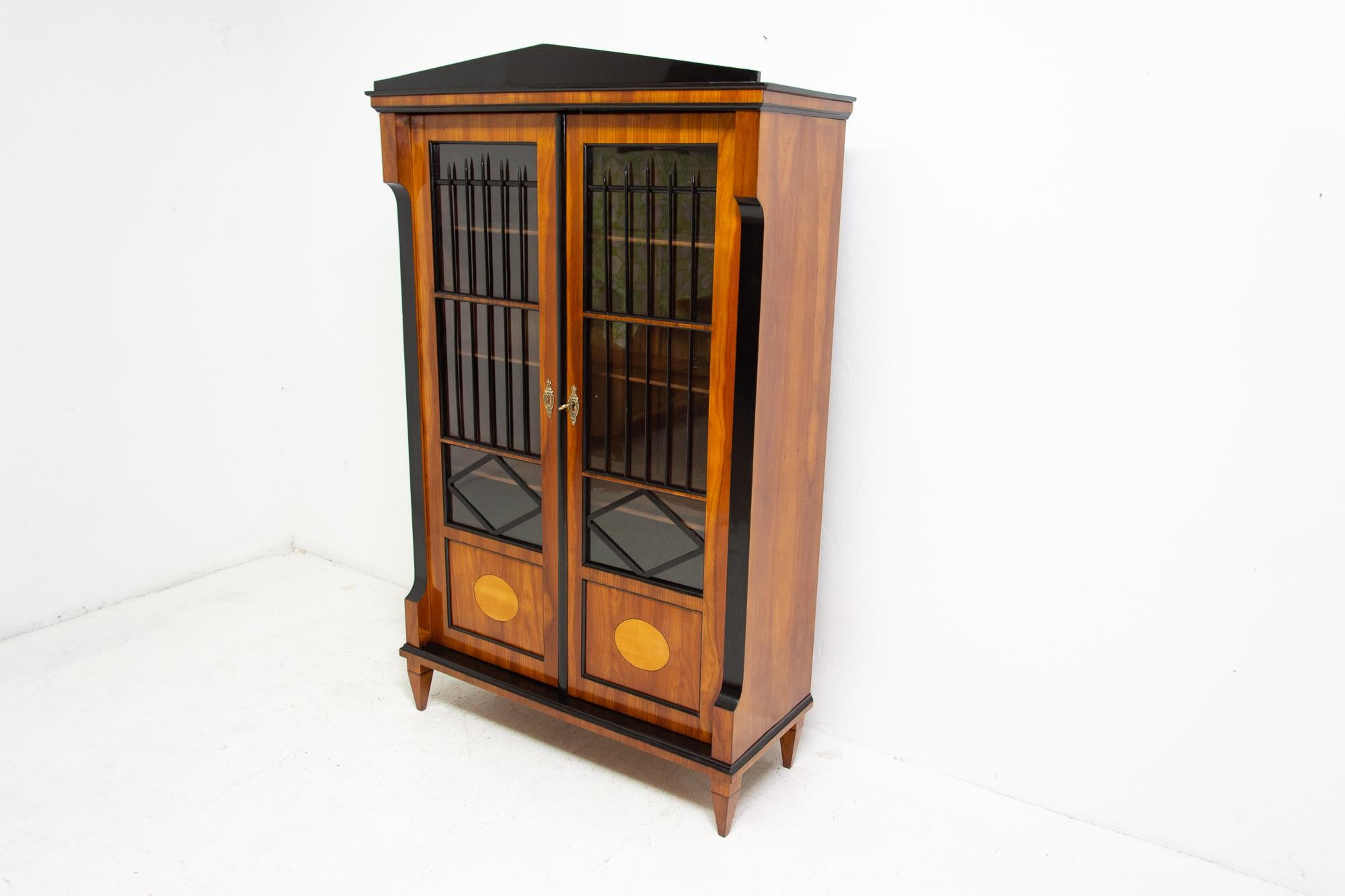 Antique Biedermeier Bookcase, 1830s In Good Condition In Prague 8, CZ