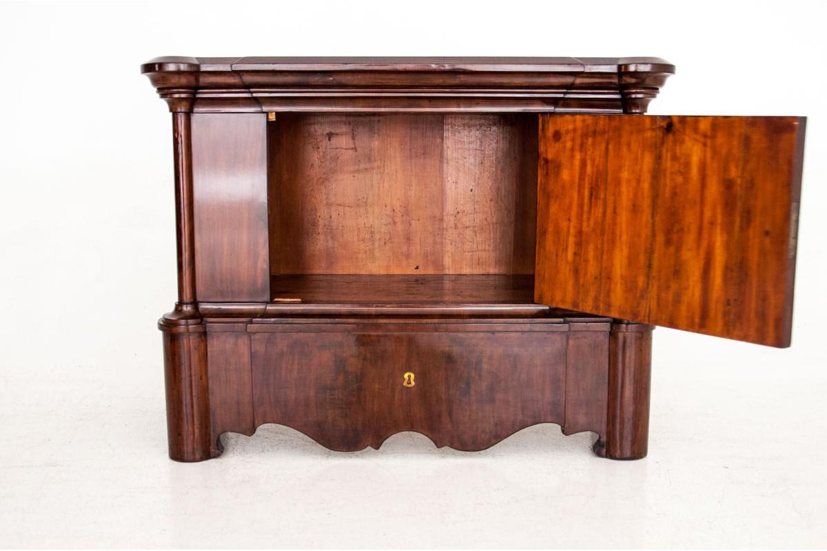 Elegant chest of drawers from the end of the 19th century in very good condition after professional renovation.

Origin: Western Europe,

Wood: Mahogany,

Year: circa 1880

Dimensions: Height 72 cm, width 99 cm, depth 47 cm.