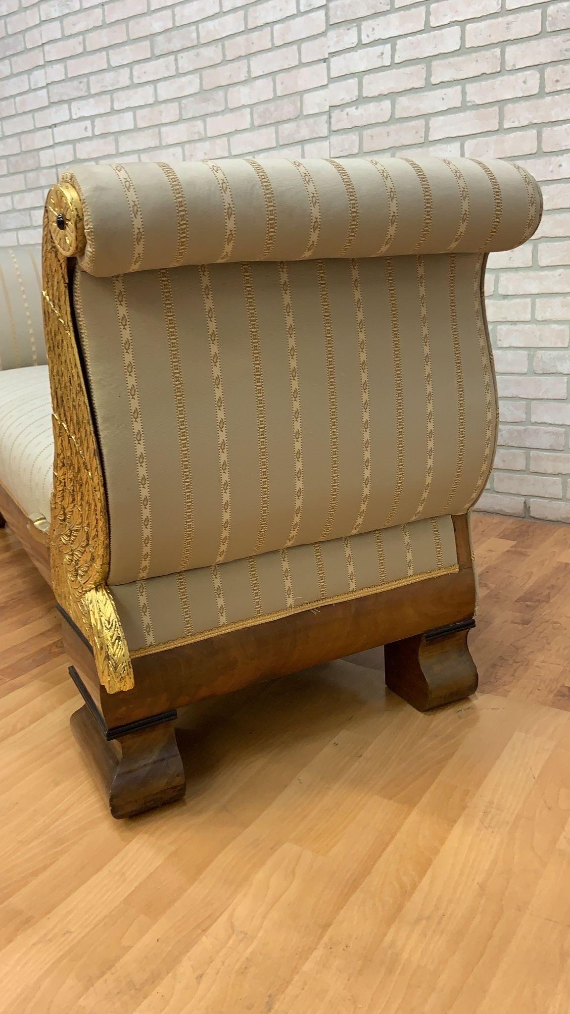 Antikes Biedermeier-Sofa mit geschnitztem, flankierendem, vergoldetem Gänseblümchen-Schnörkelarm (Seide) im Angebot