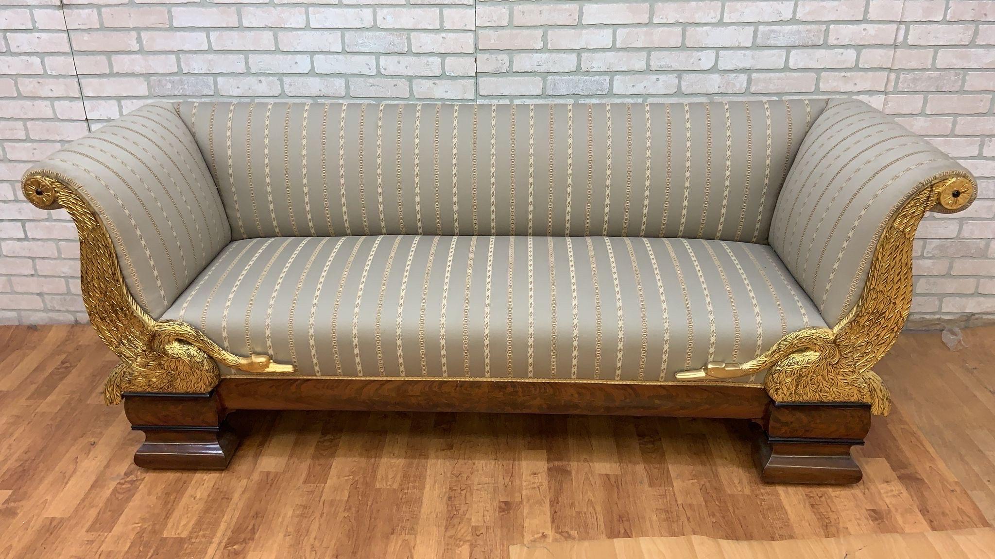 Antikes Biedermeier-Sofa mit geschnitztem, flankierendem, vergoldetem Gänseblümchen-Schnörkelarm im Angebot 1