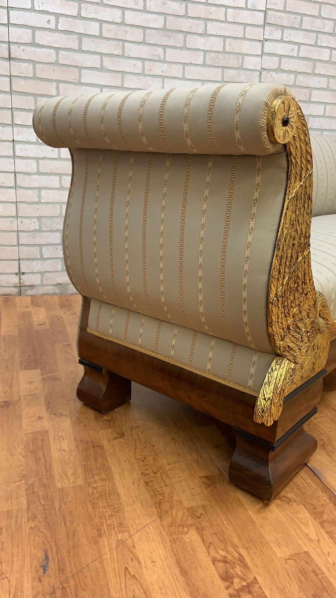 Antikes Biedermeier-Sofa mit geschnitztem, flankierendem, vergoldetem Gänseblümchen-Schnörkelarm (Österreichisch) im Angebot
