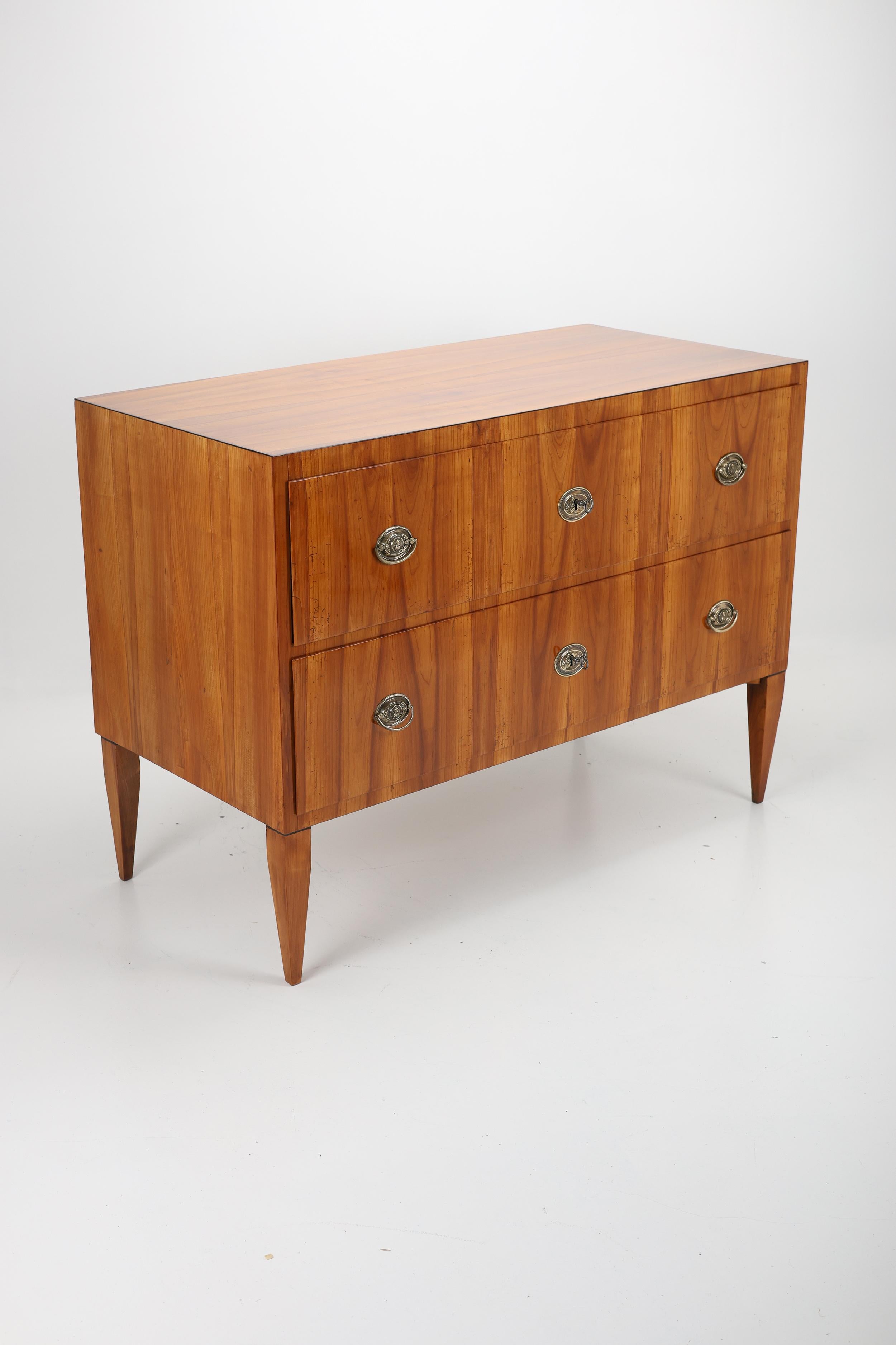 Tedesco Antico cassettone Biedermeier in Wood in vendita