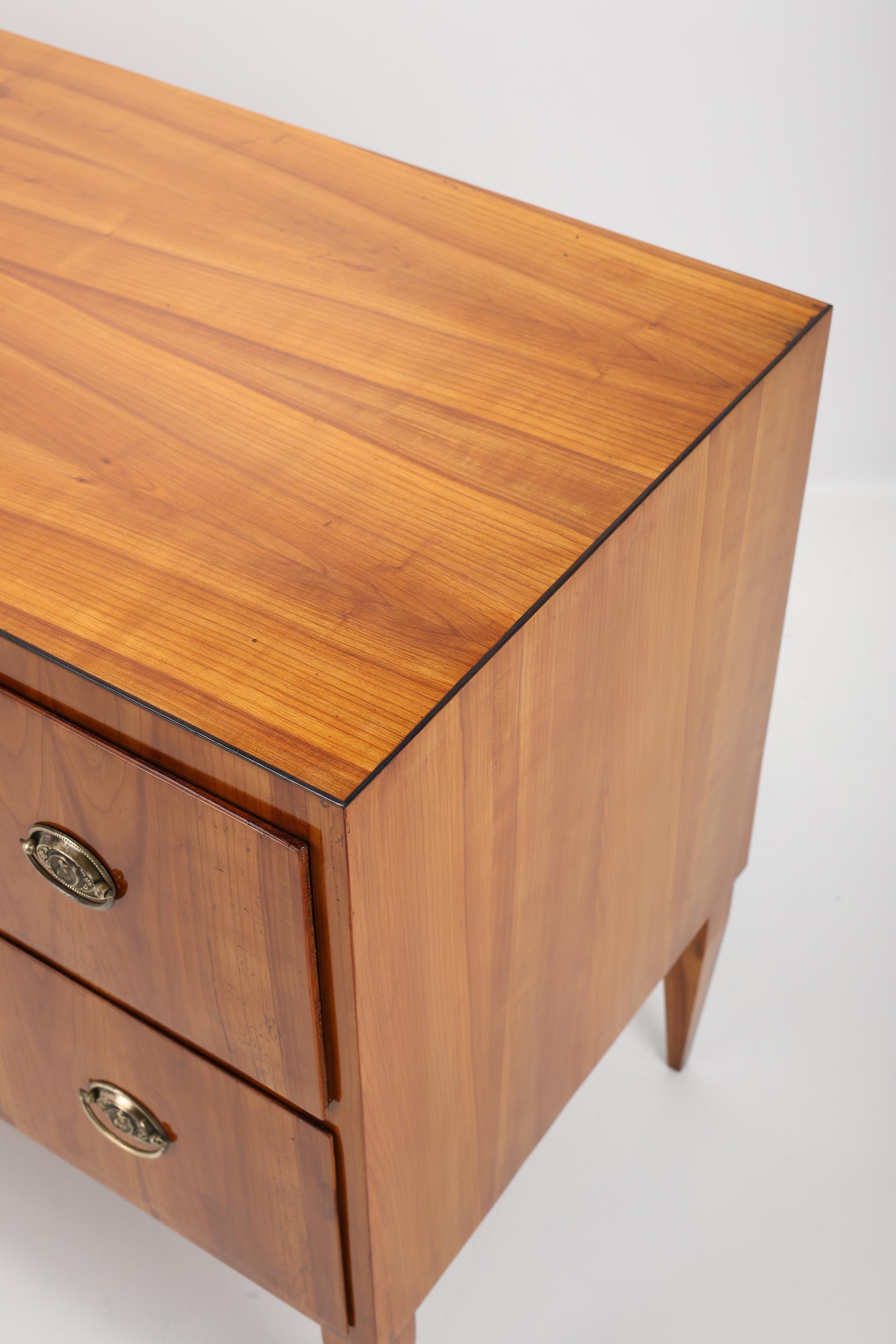 Lucidato Antico cassettone Biedermeier in Wood in vendita