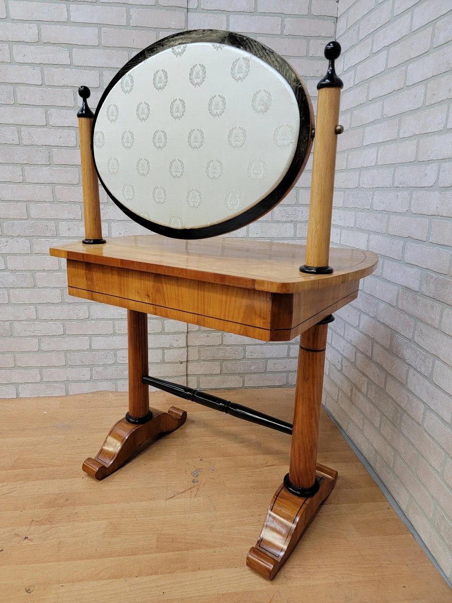 Autrichien Table de coiffeuse et tabouret Biedermeier ovale en merisier antique - 2 pièces en vente