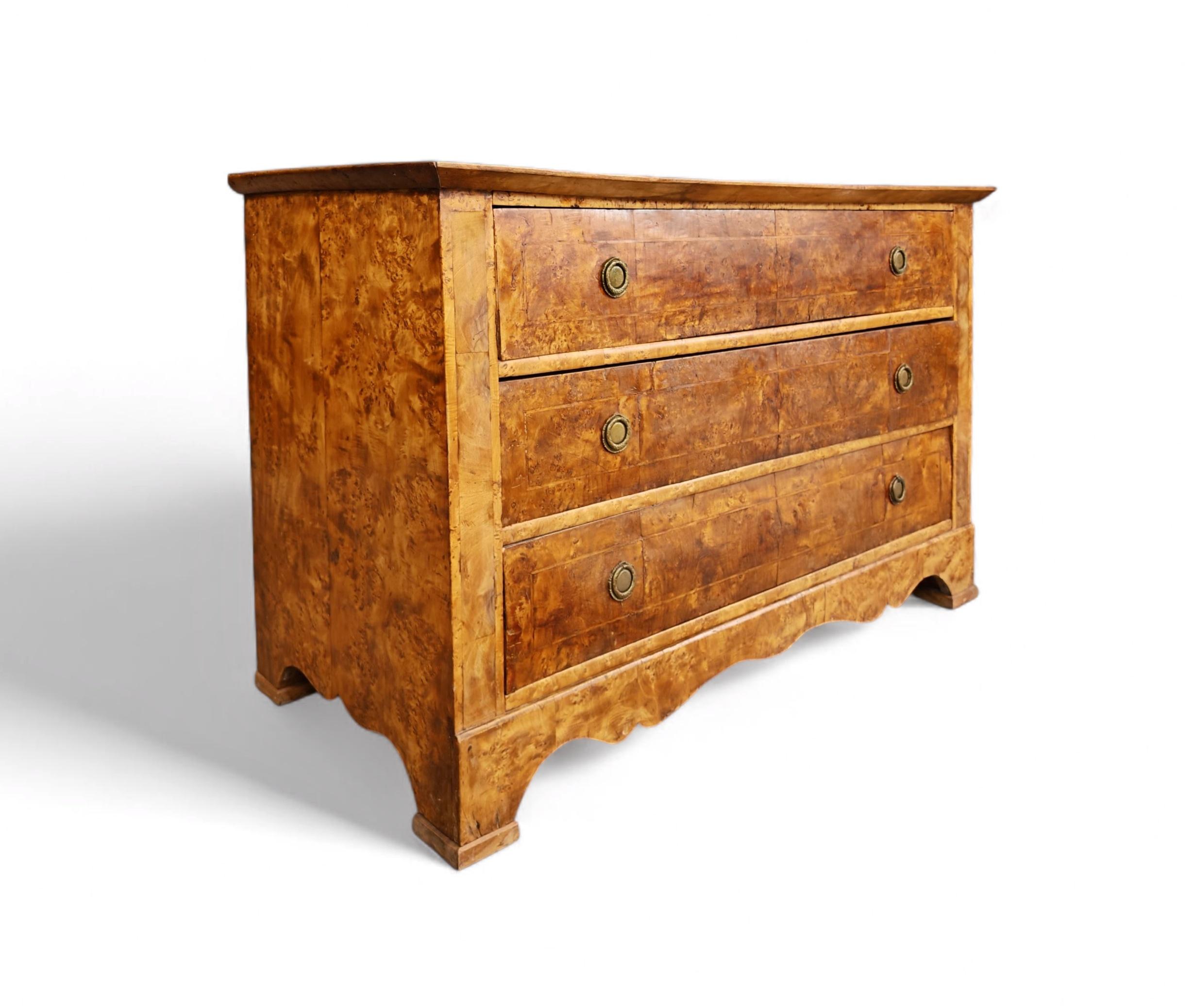 In diesem Angebot finden Sie eine atemberaubende Biedermeier Kommode. Die Truhe ist aus Populus Nigra-Holz gefertigt, das sich durch seine streichende, maserähnliche Maserung von anderen eleganten Stücken aus dezenteren Hölzern abhebt. Das Stück ist