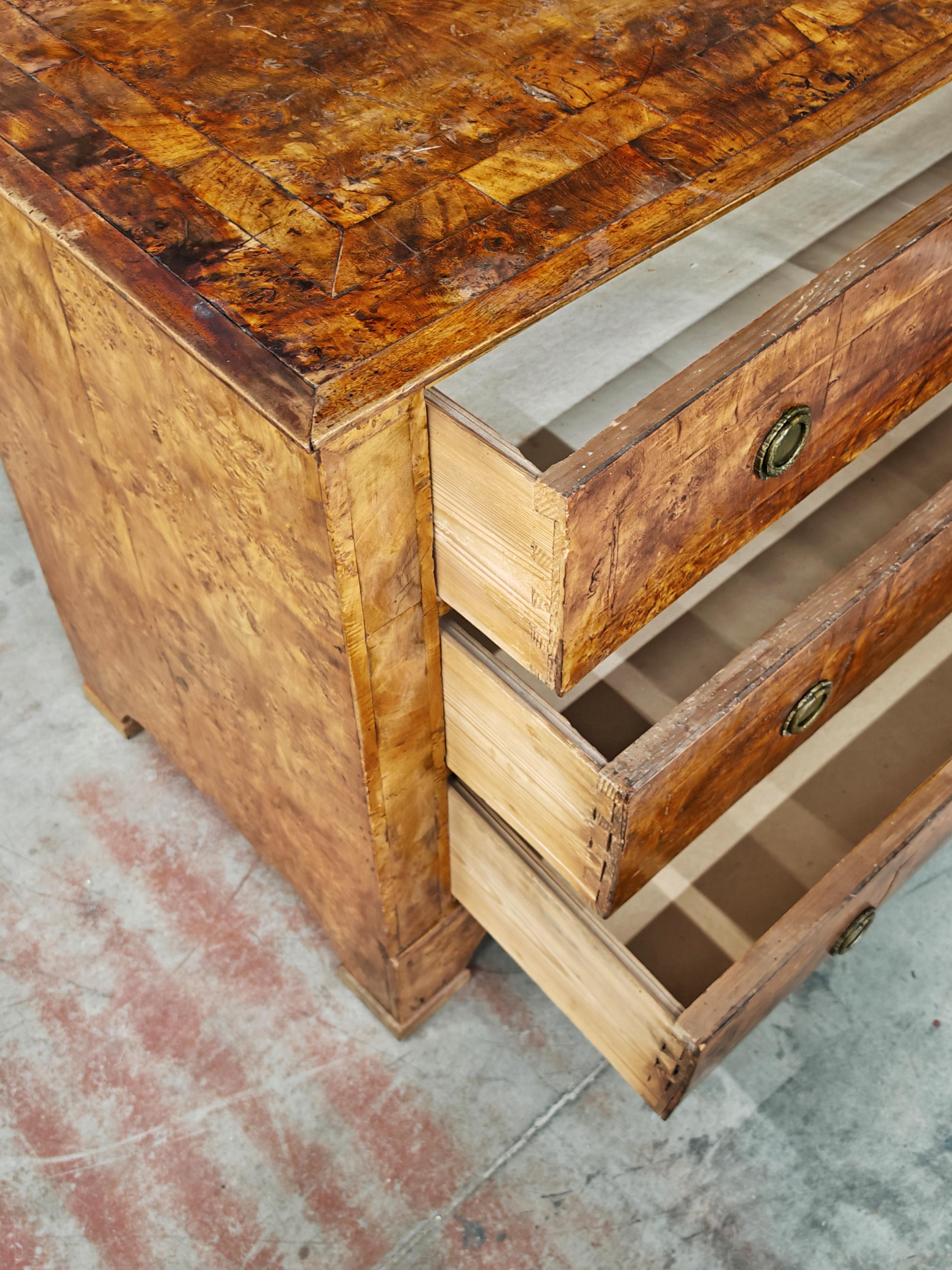 Antike Biedermeier Kommode aus Populus Nigra, Österreich 1820er Jahre (Frühes 19. Jahrhundert) im Angebot