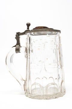 Antiker Biedermeier-Bierkrug aus klarem geschliffenem Glas mit Zinn-Deckel und Münzeinlage