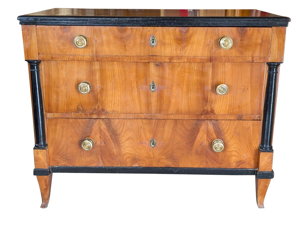 Antique Biedermeier Commode/Chest of Drawers, Cherrywood
Lovely
Early 19th Century
Chest of drawers/Commode
Cherrywood and Ebonized case
3 large dovetailed drawers
Brass knobs and escutcheons
Rest on tapered legs
Wear consistent with age and use,