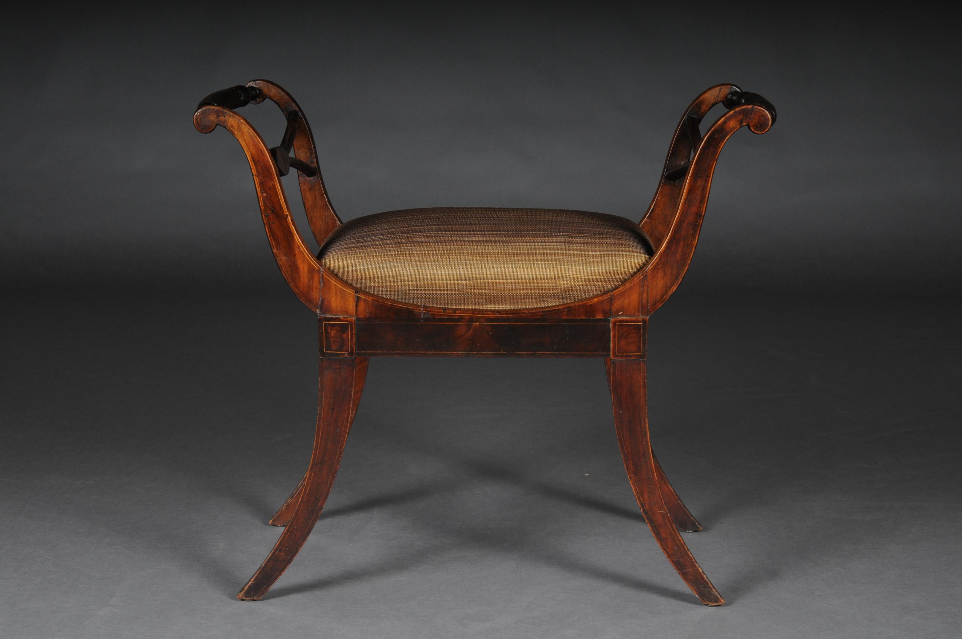 Antike Biedermeier Gondel / Hocker um 1820, Rosshaar.

Mahagoni-Quadrate auf Massivholz. Klassischer abnehmbarer Sitz, der mit Rosshaar gepolstert ist.

(B - 156).
 