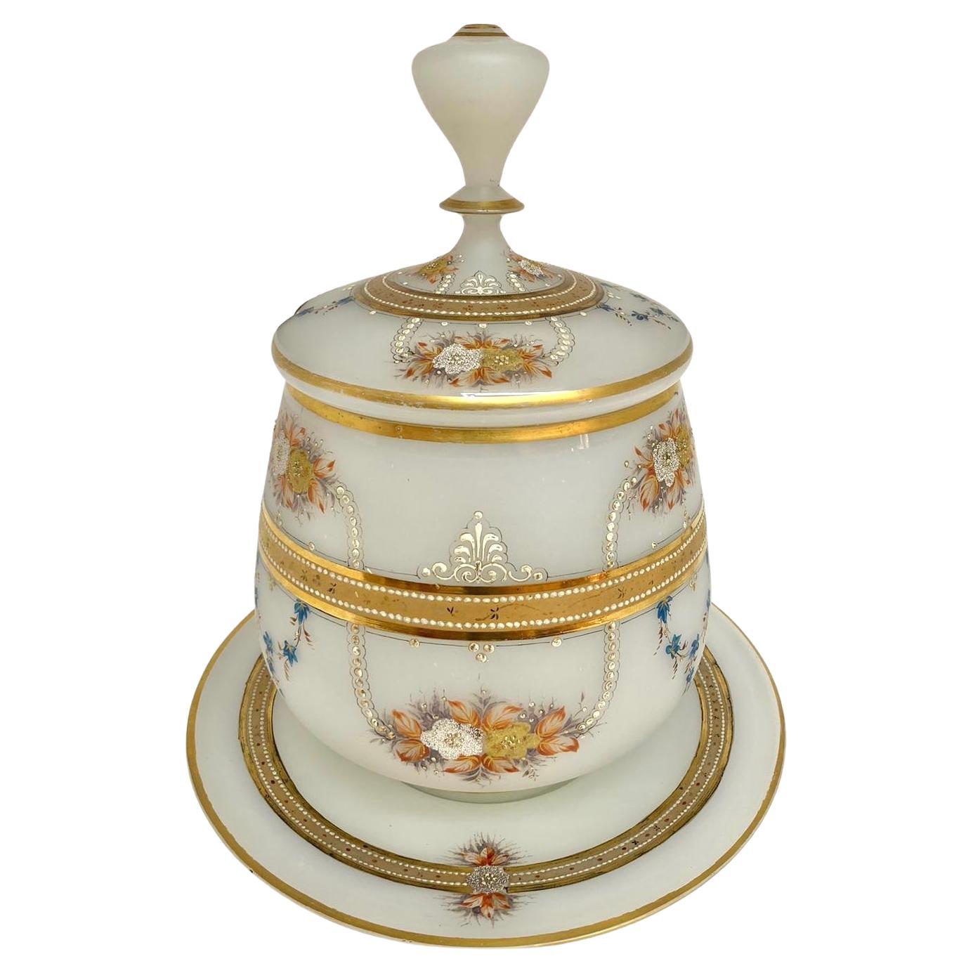Antica Punch Bowl in vetro bianco opaco

Dimensioni e condizioni impressionanti, con decorazioni dorate e smaltate su tutto il perimetro.

Ulteriori decorazioni in smalto dorato sul coperchio e sul piatto

Boemia, XIX secolo