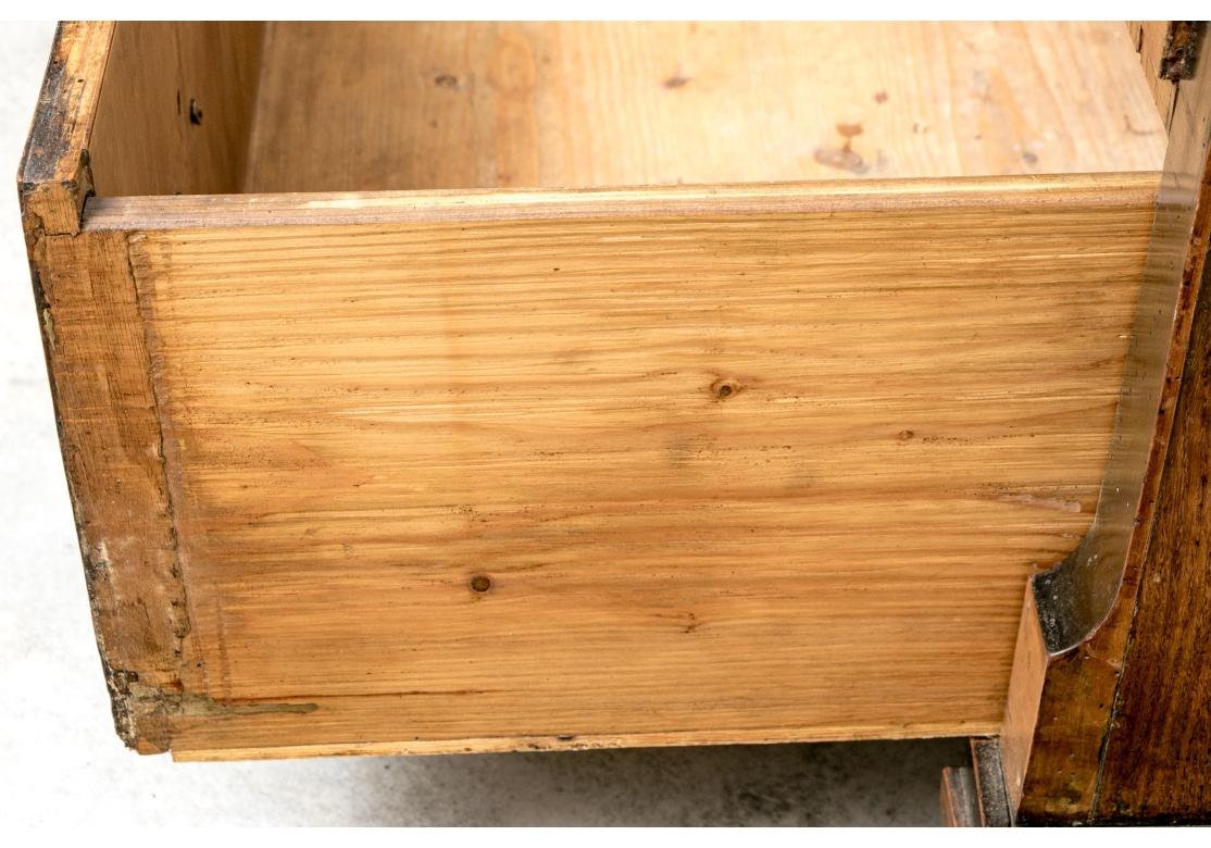 Antike Biedermeier-Kommode aus gemasertem Holz für die Restaurierung im Angebot 4