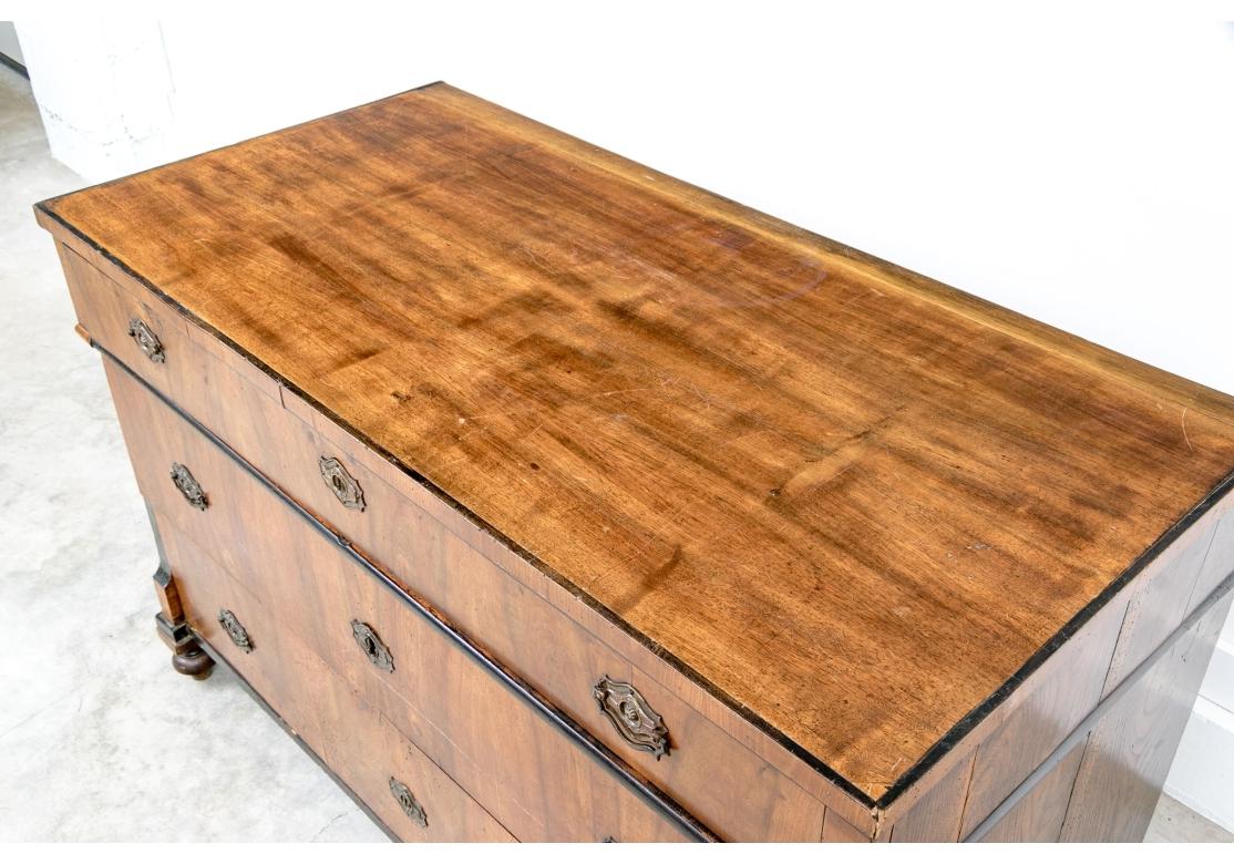 Antike Biedermeier-Kommode aus gemasertem Holz für die Restaurierung im Angebot 5