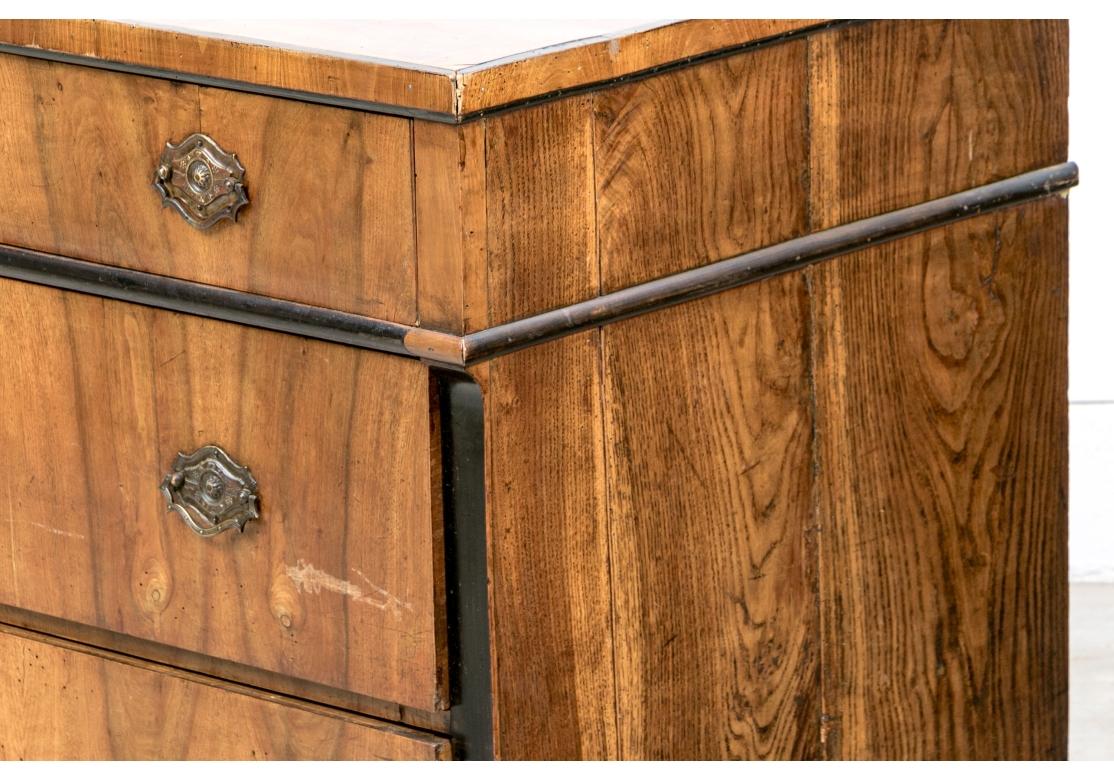Antike Biedermeier-Kommode aus gemasertem Holz für die Restaurierung im Angebot 8