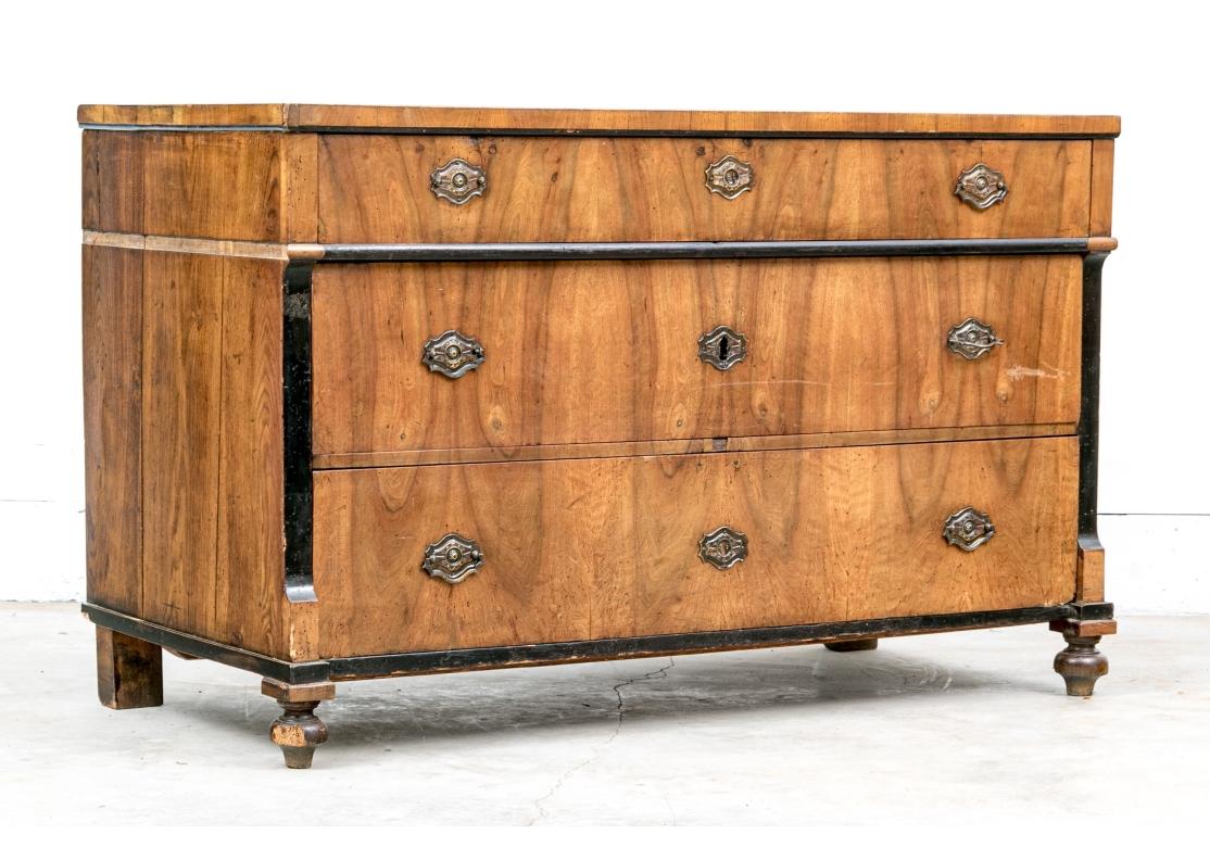 Antike Biedermeier-Kommode aus gemasertem Holz für die Restaurierung im Zustand „Starke Gebrauchsspuren“ im Angebot in Bridgeport, CT