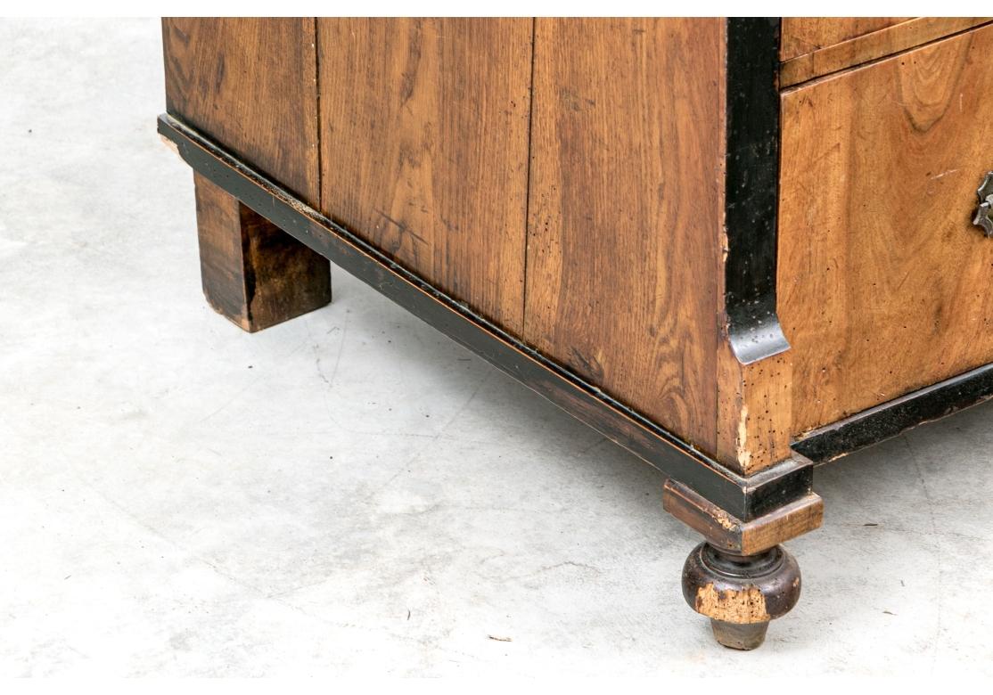 Antike Biedermeier-Kommode aus gemasertem Holz für die Restaurierung (Walnuss) im Angebot