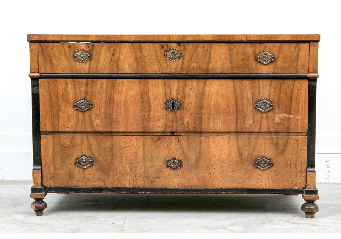 Antike Biedermeier-Kommode aus gemasertem Holz für die Restaurierung im Angebot 1