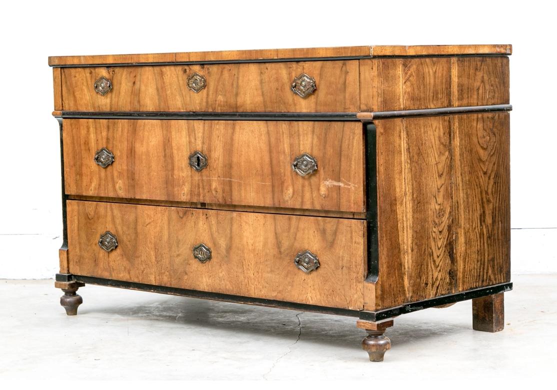 Antike Biedermeier-Kommode aus gemasertem Holz für die Restaurierung im Angebot 3