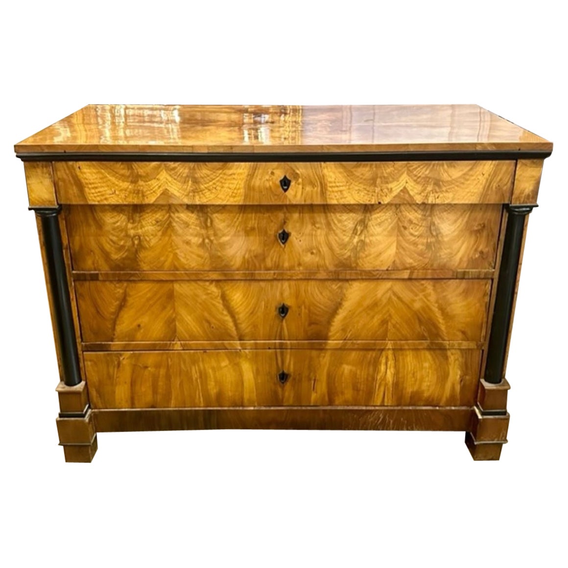 Cómoda antigua Biedermeier de caoba flameada y ebonizada