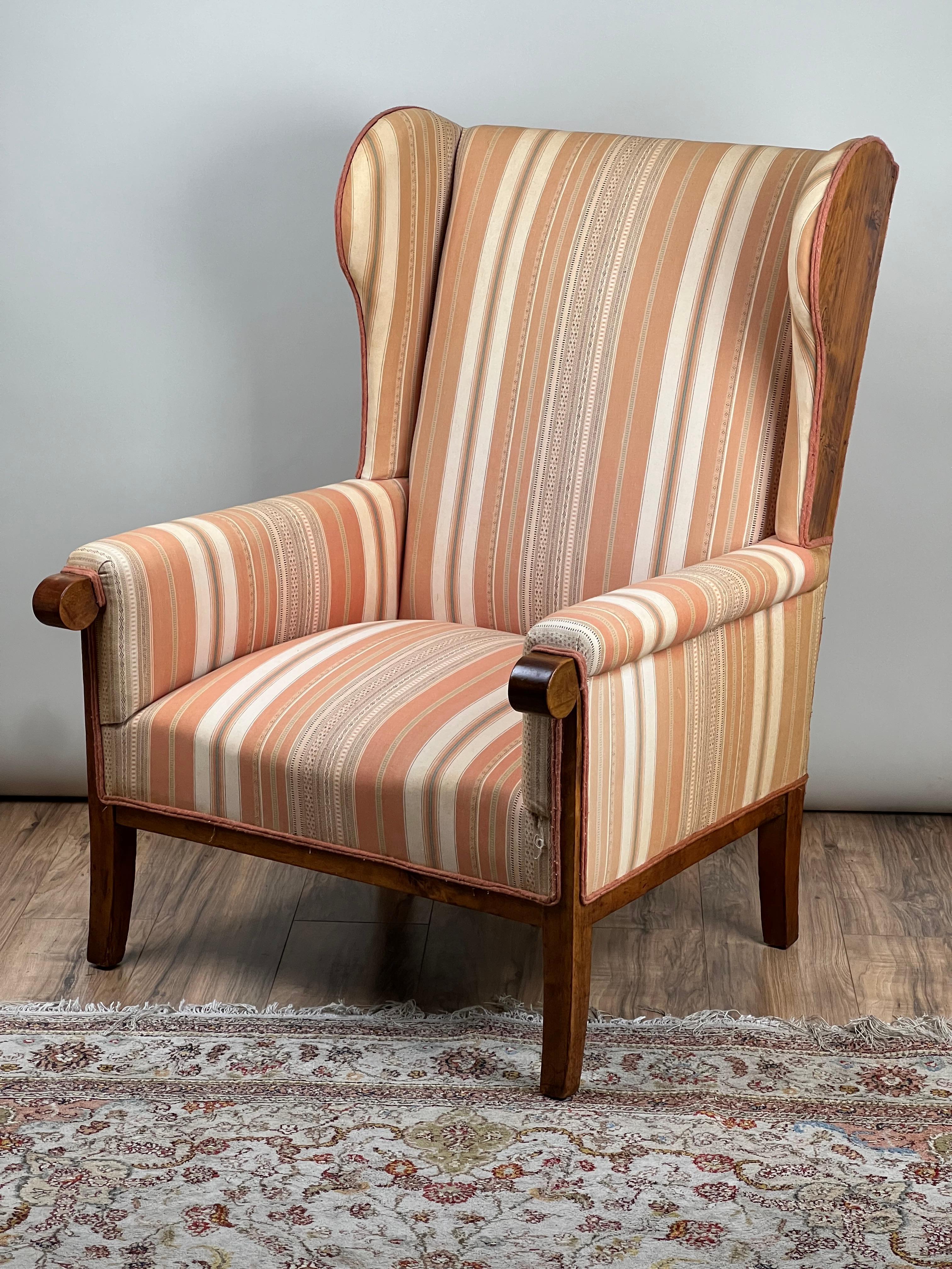 Esta elegante silla Biedermeier de respaldo alto de mediados del siglo XIX es un buen ejemplo del estilo sobrio pero sofisticado que definió la época. Fabricado en madera de frutal, el marco resalta la belleza natural de las vetas de la madera,