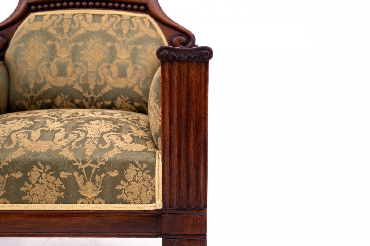 Walnut Antique Biedermeier living room set from around 1870. For Sale