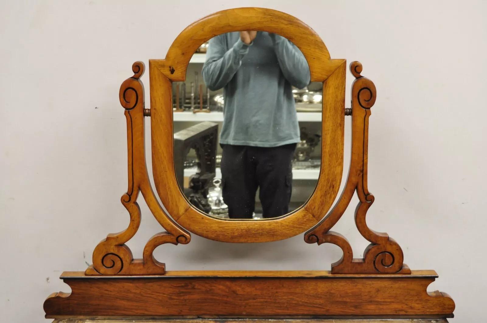 Ancienne commode Biedermeier/Louis Philippe en noyer avec miroir (sans dessus de marbre). Cette pièce comporte 5 tiroirs à queue d'aronde, des pieds en chignon sculptés, un beau grain de bois, une belle commode ancienne. Déverrouillé, pas de clés. A