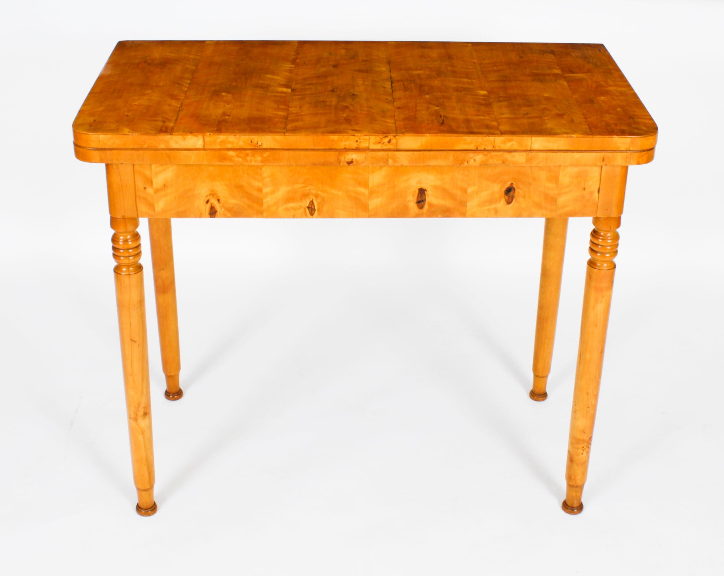 Il s'agit d'une élégante console/ table à cartes en bouleau d'époque Biedermeier suédoise et d'un miroir surmonté d'un manteau, datant d'environ 1880.
 
Le plateau rectangulaire en bouleau de la table repose sur un ensemble de quatre pieds tournés