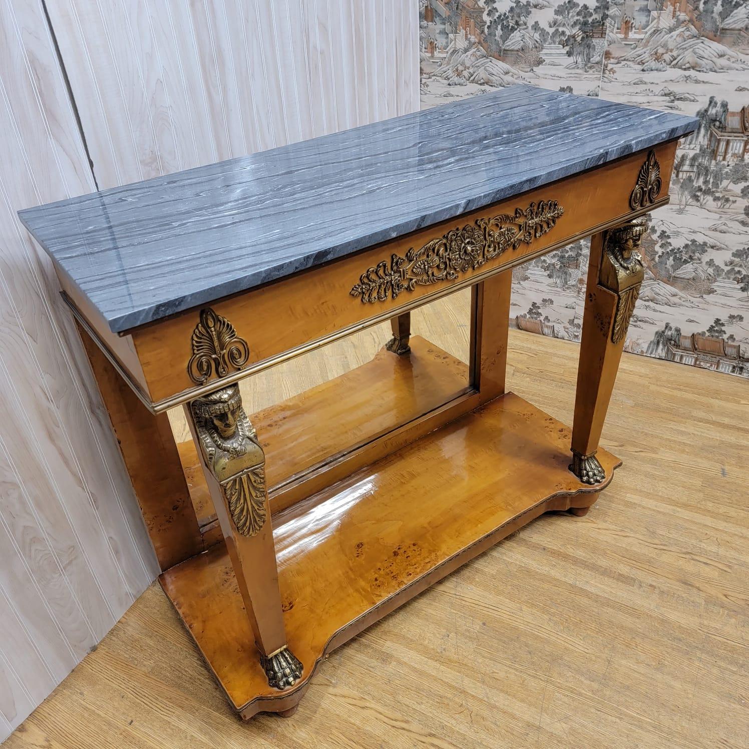 Sculpté à la main Ancienne table console Biedermeier à dos miroir avec 2 commodes latérales en marbre en vente