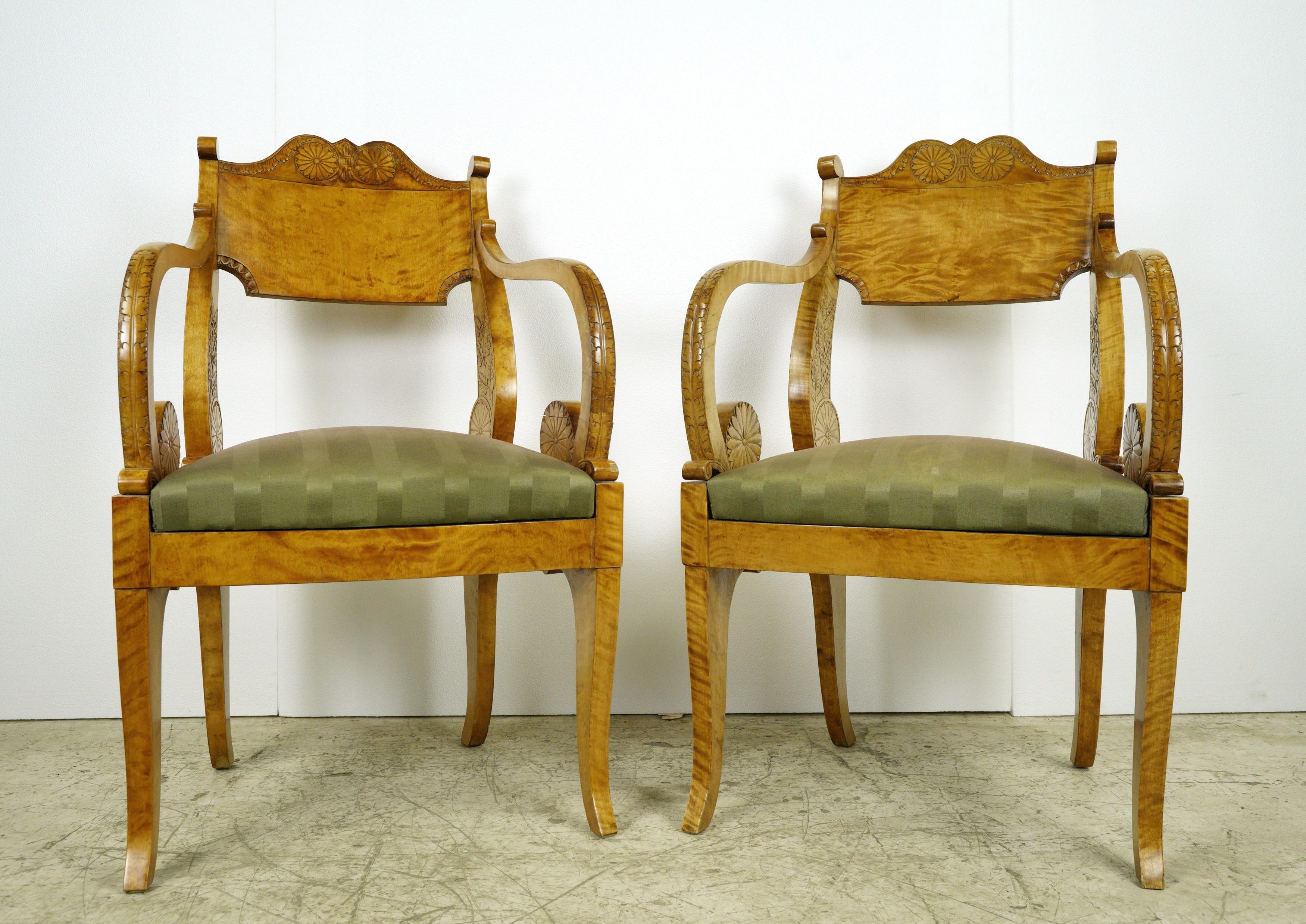 Antique Biedermeier Period Maple Chairs & Tea Table Set In Good Condition For Sale In New York, NY