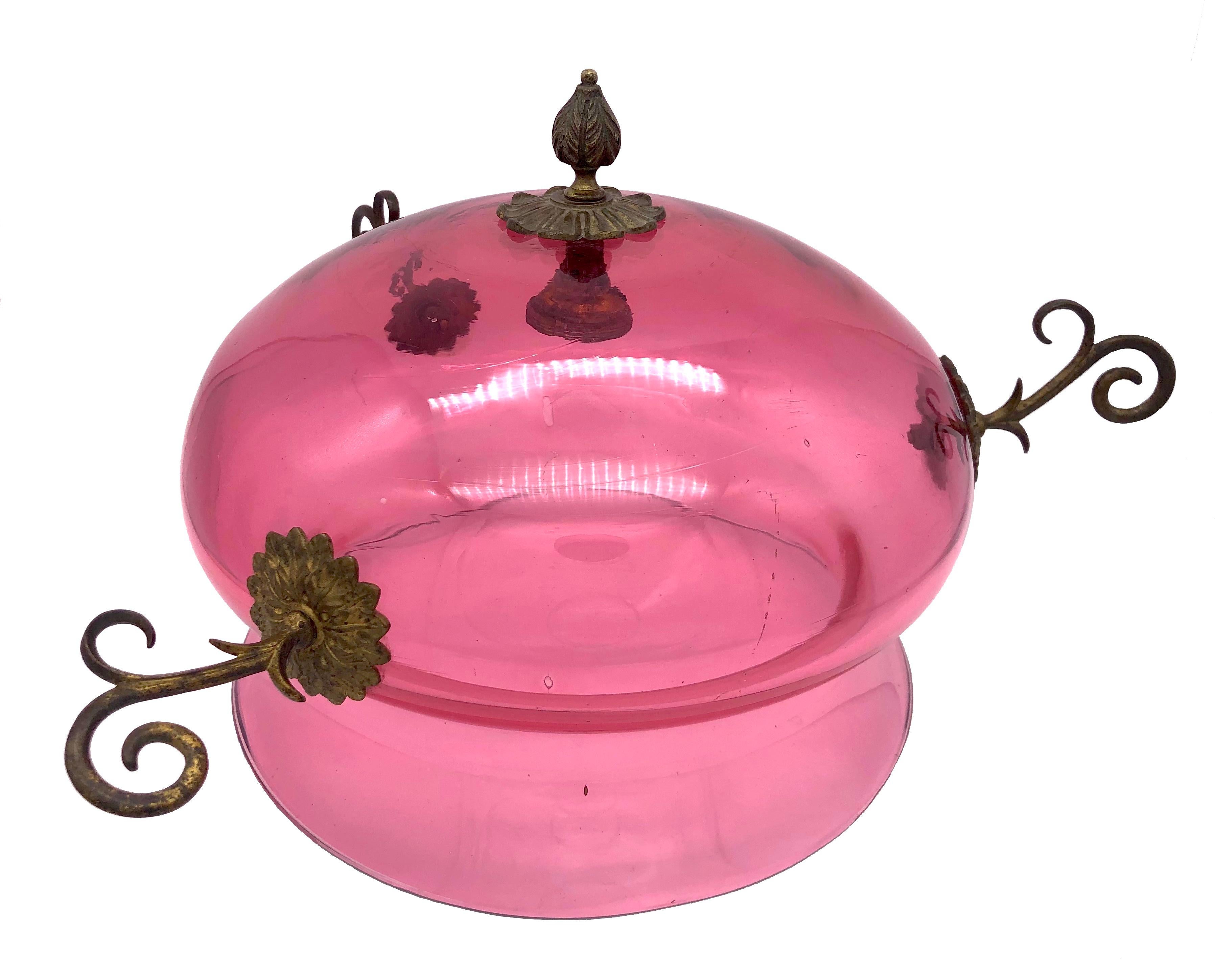 This beautiful ruby red ceiling light is in fine original condition. It is suspended from it's original brass chains. 

Diameter glass vessel: 26cm.