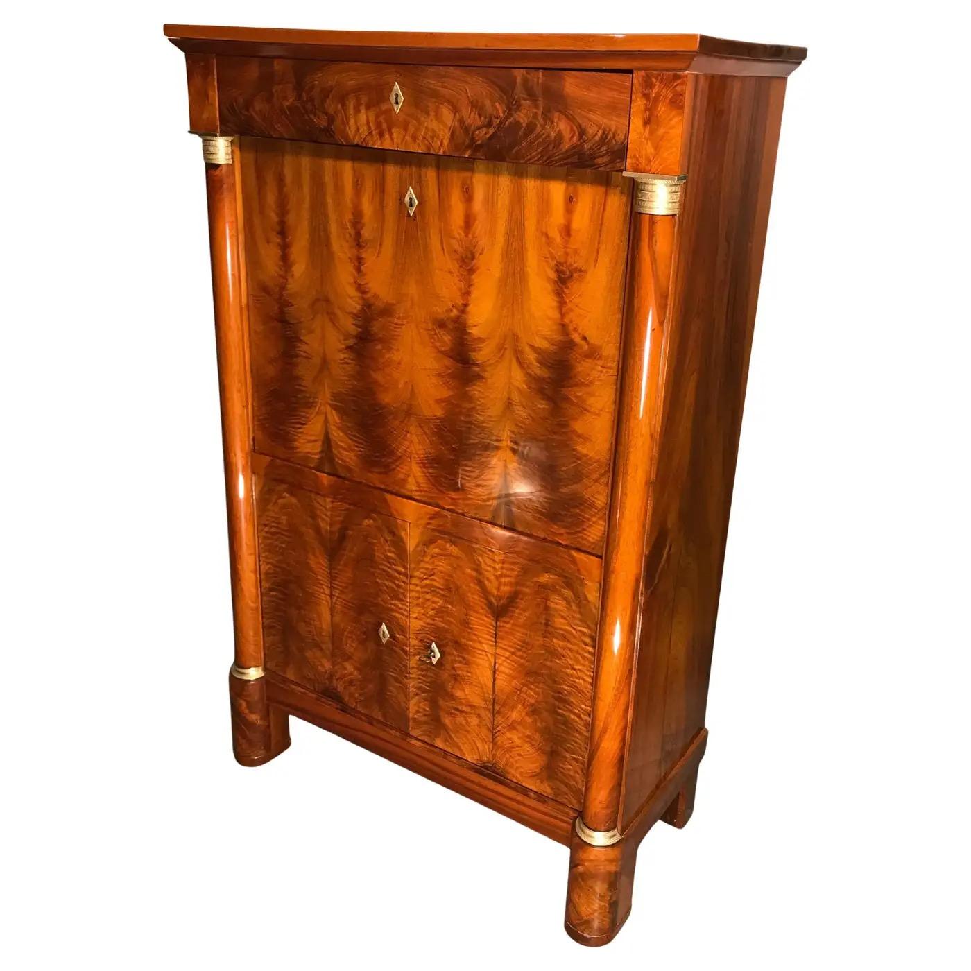 Antiker Biedermeier Sekretär, Deutschland um 1810-1820 - Nussbaum Furnier, Messing Details, Schellack Finish  Dieser elegante Empire-Biedermeier-Sekretärschreibtisch aus dem frühen 19. Jahrhundert wurde zwischen 1810 und 1820 in Deutschland