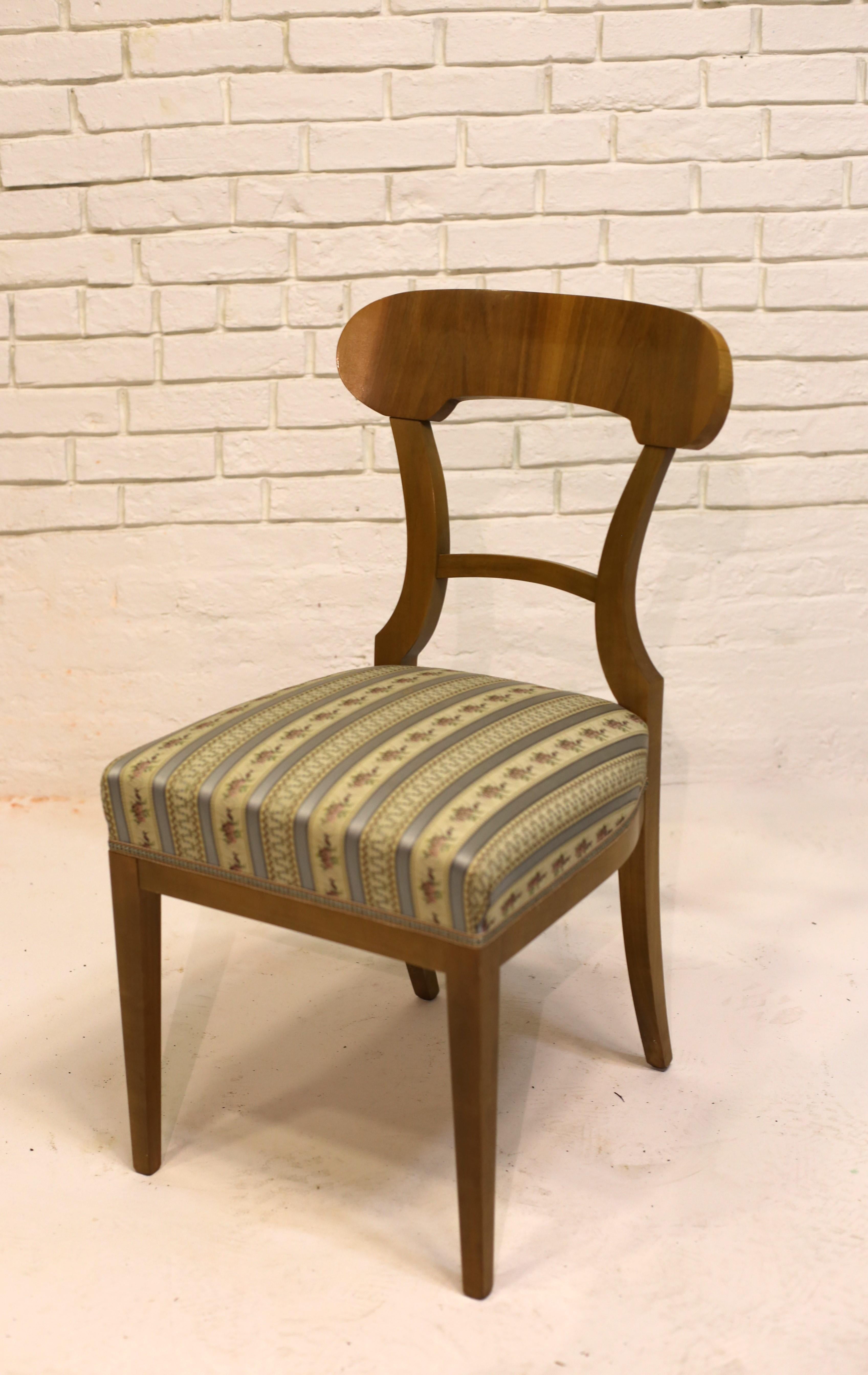 Eleganter Biedermeier Schaufelstuhl aus Österreich mit konisch zulaufenden Beinen und geschwungener Rückenlehne. 

Das ursprüngliche Furnier, das wahrscheinlich einen höheren Glanzgrad aufwies, ist verloren gegangen, könnte aber leicht restauriert